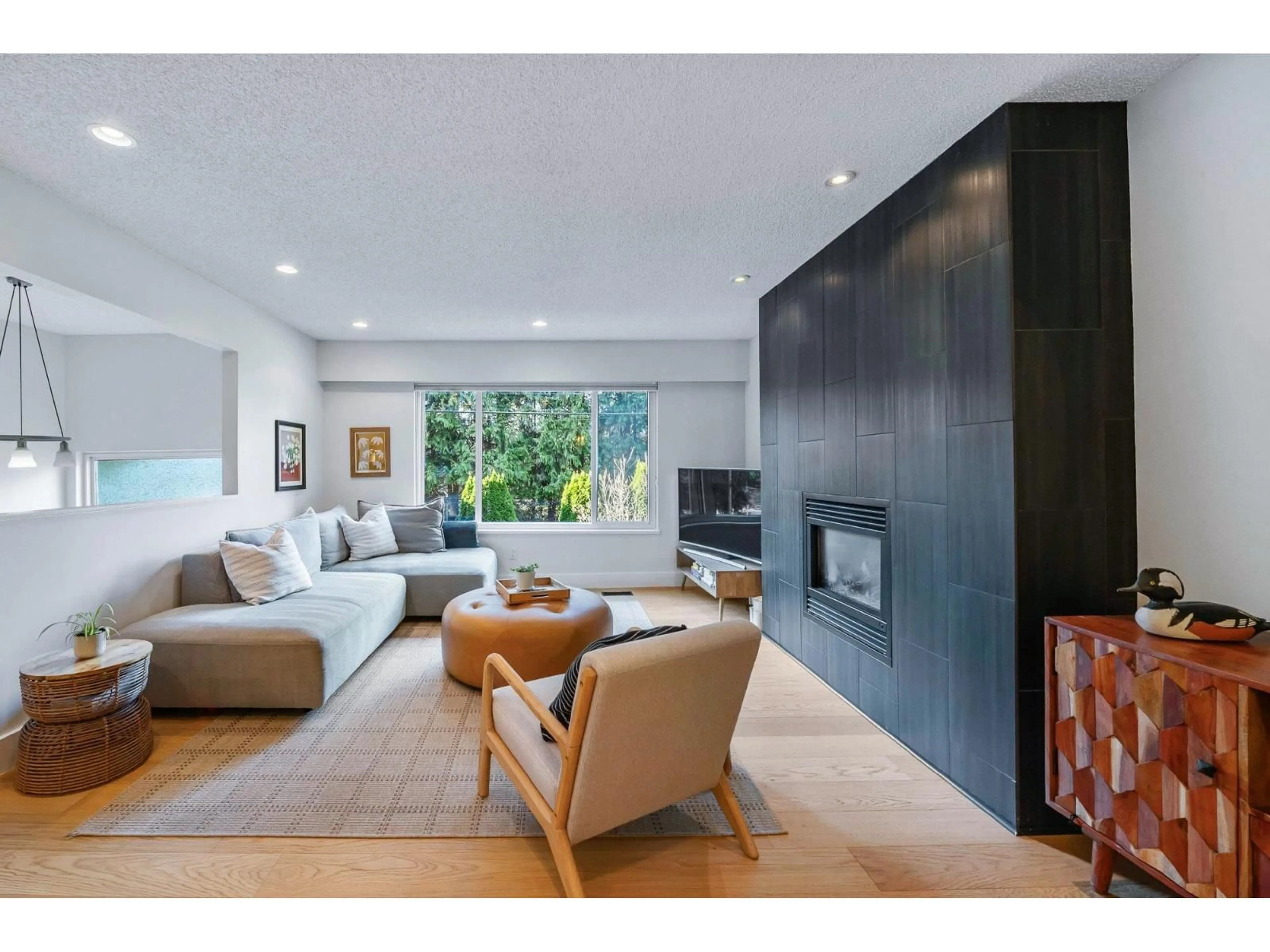 Living room with furniture, unknown for 2722 BAYVIEW STREET, Surrey British Columbia V4A2Z4