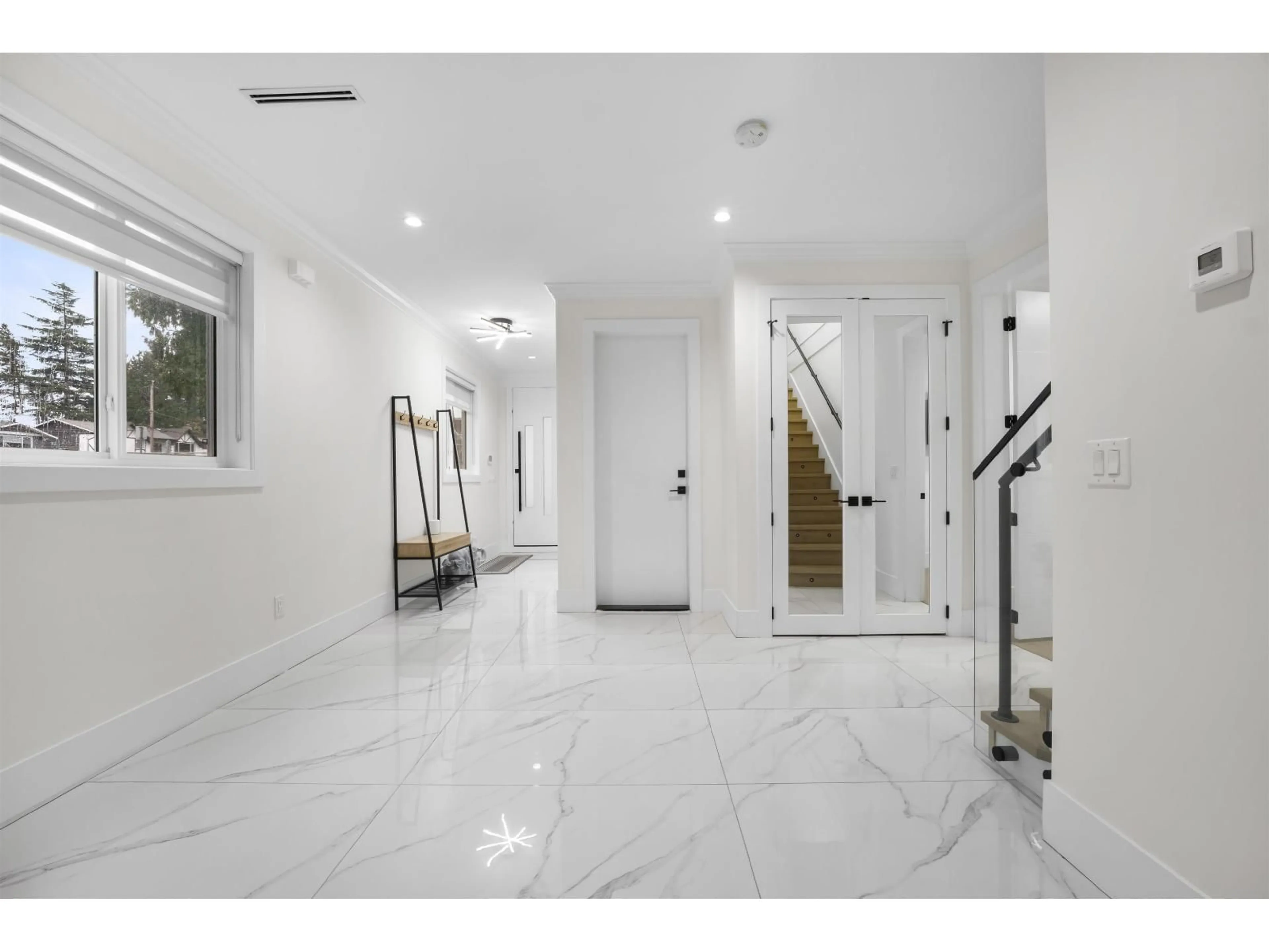 Indoor foyer for 11693 95A AVENUE, Delta British Columbia V4C7P6