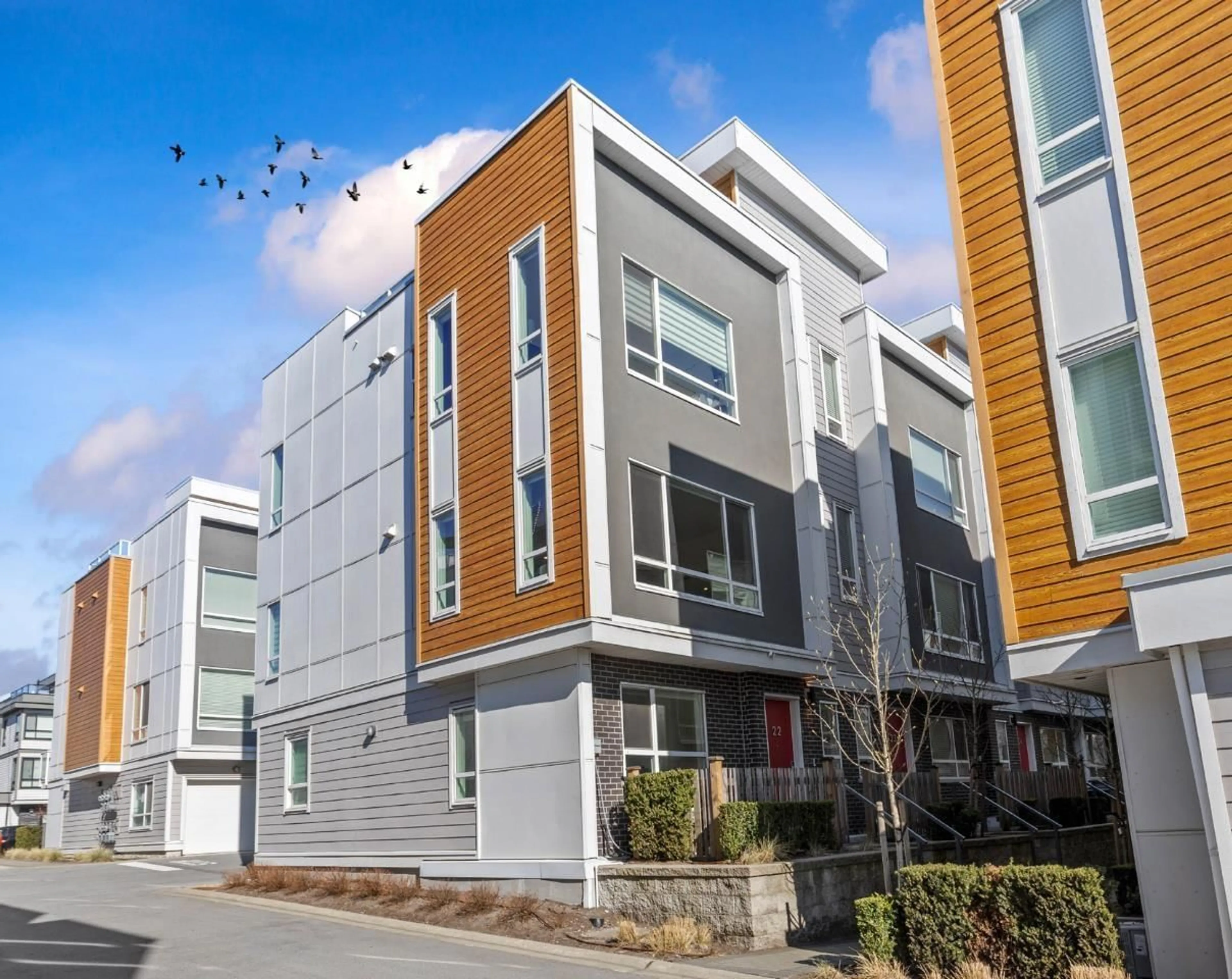 Home with vinyl exterior material, street for 22 - 19628 55A AVENUE, Langley British Columbia V3A0M6