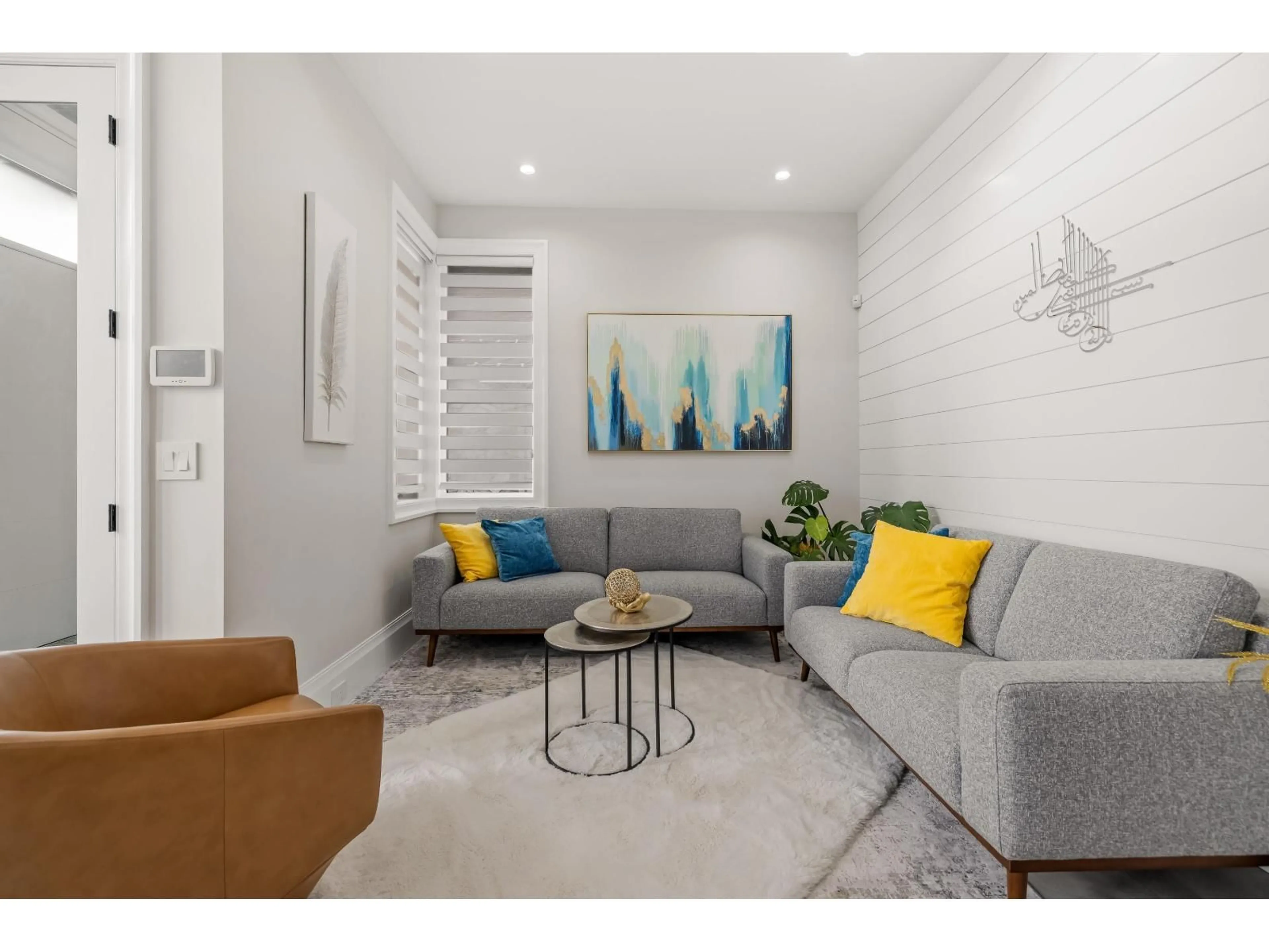 Living room with furniture, unknown for 15689 106A AVENUE, Surrey British Columbia V4N1K3