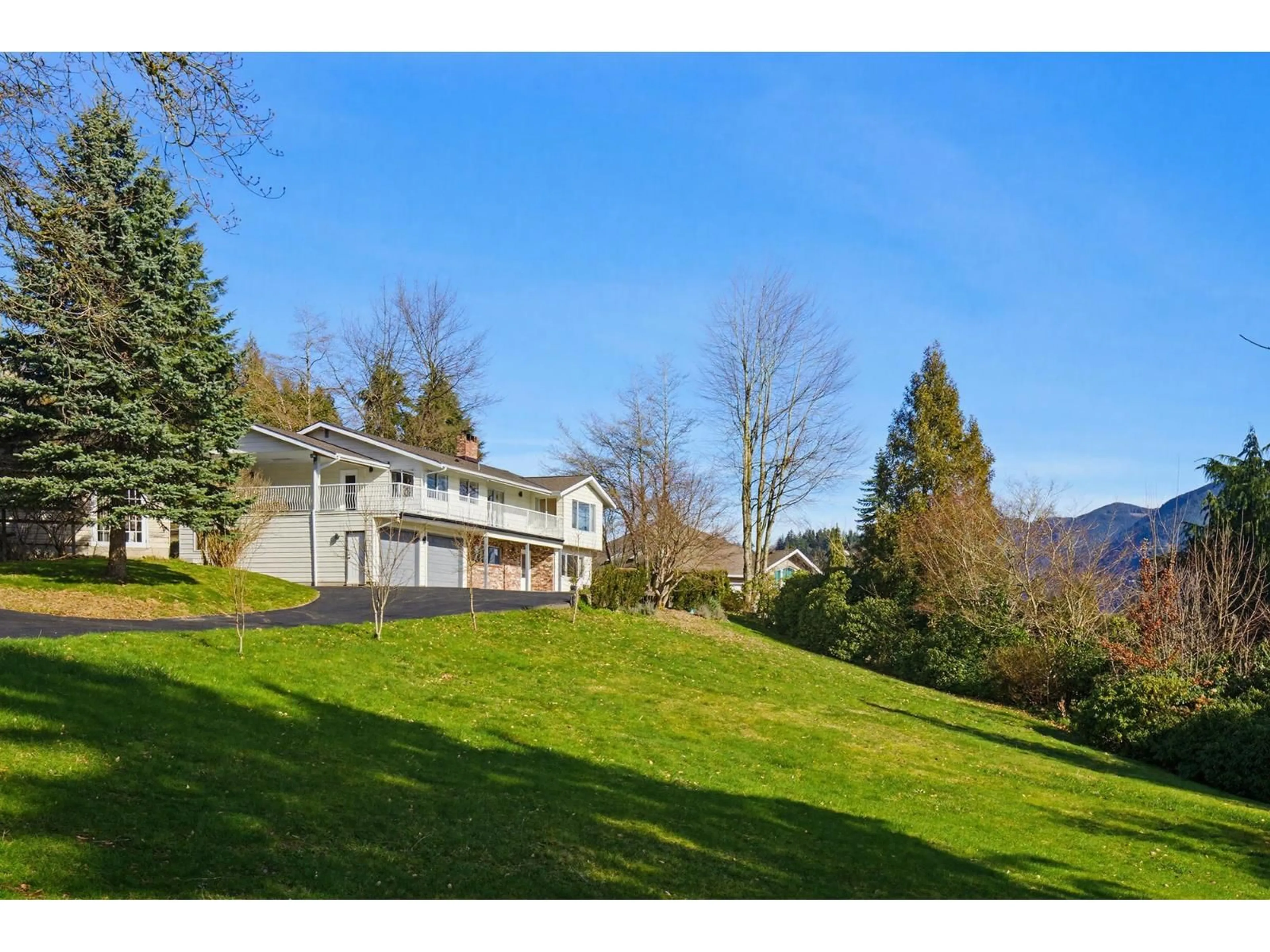A pic from outside/outdoor area/front of a property/back of a property/a pic from drone, mountain view for 34639 DUNN STREET, Mission British Columbia V2V6W1