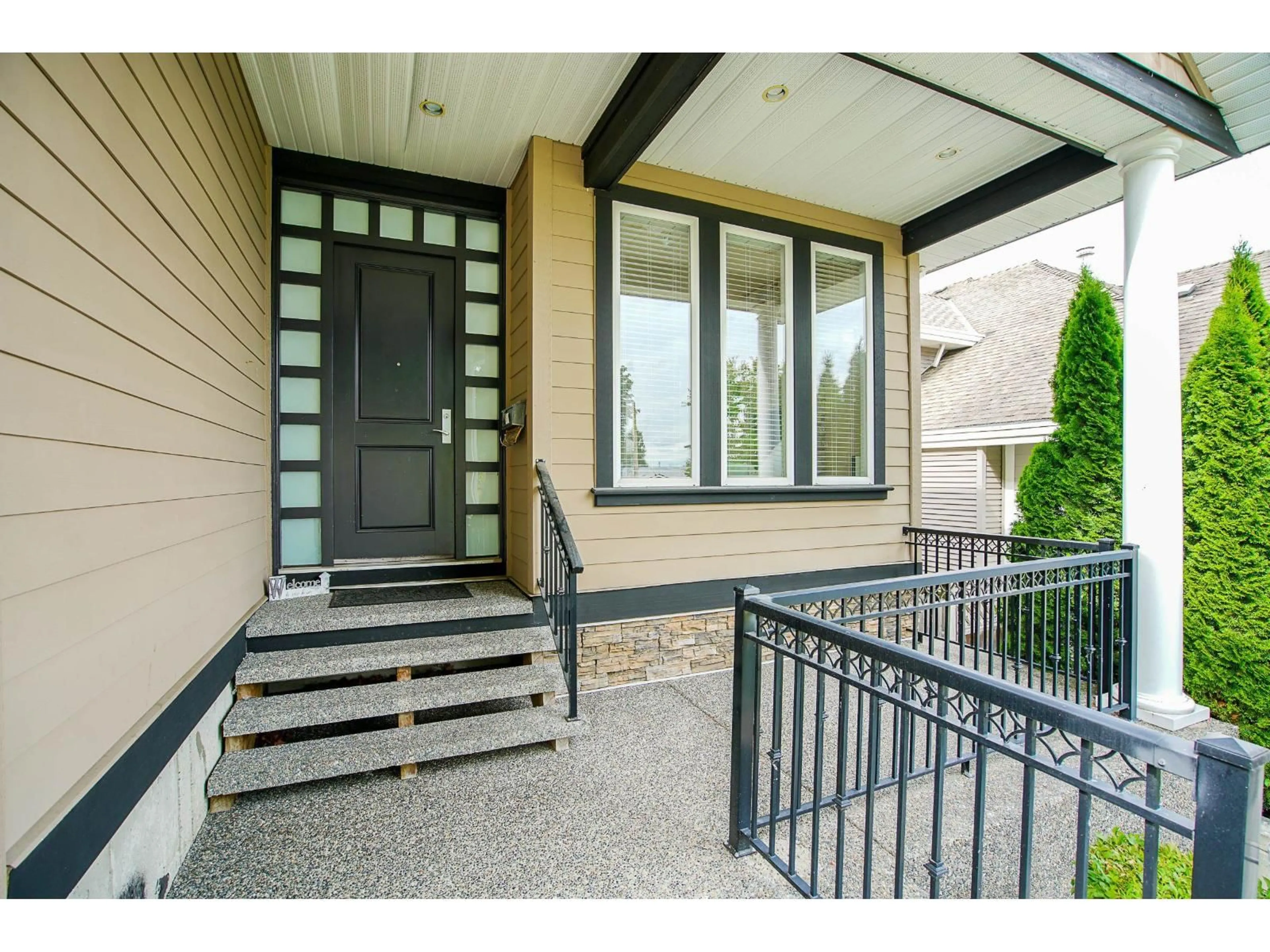 Indoor entryway for 15075 70A AVENUE, Surrey British Columbia V3S2E2