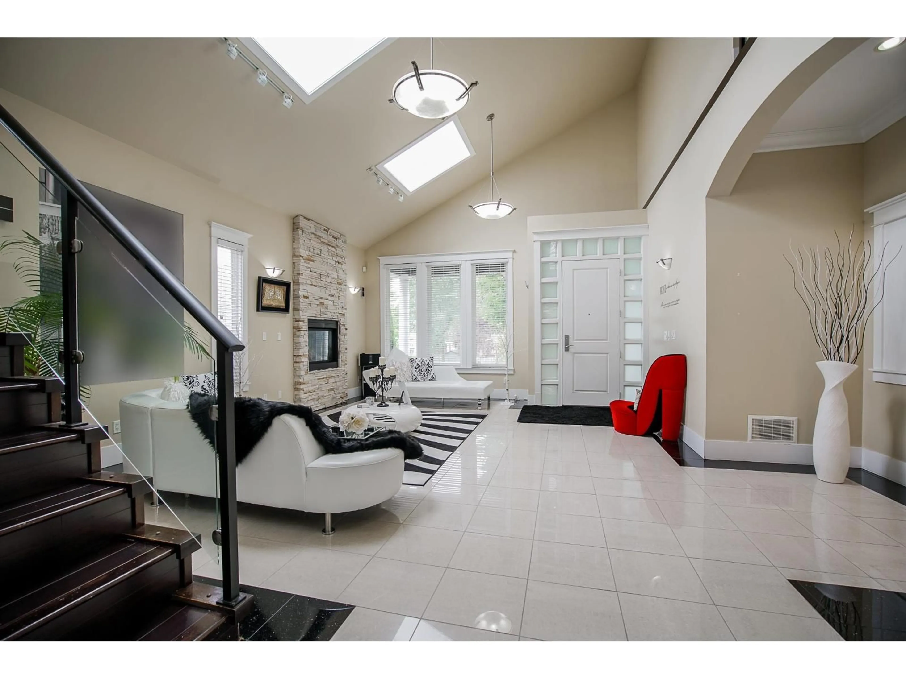 Indoor foyer for 15075 70A AVENUE, Surrey British Columbia V3S2E2