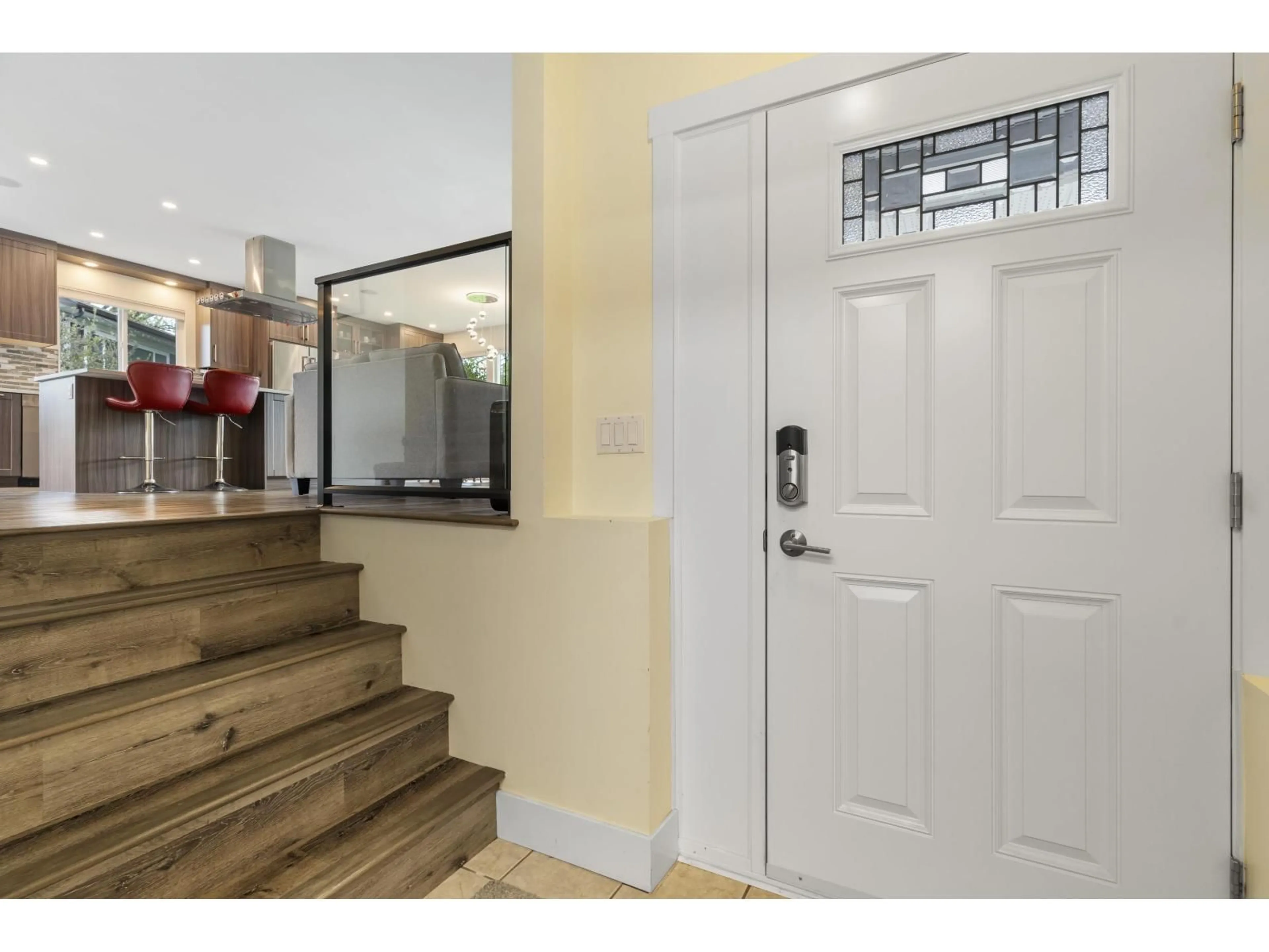 Indoor entryway for 7366 141 STREET, Surrey British Columbia V3W7L1