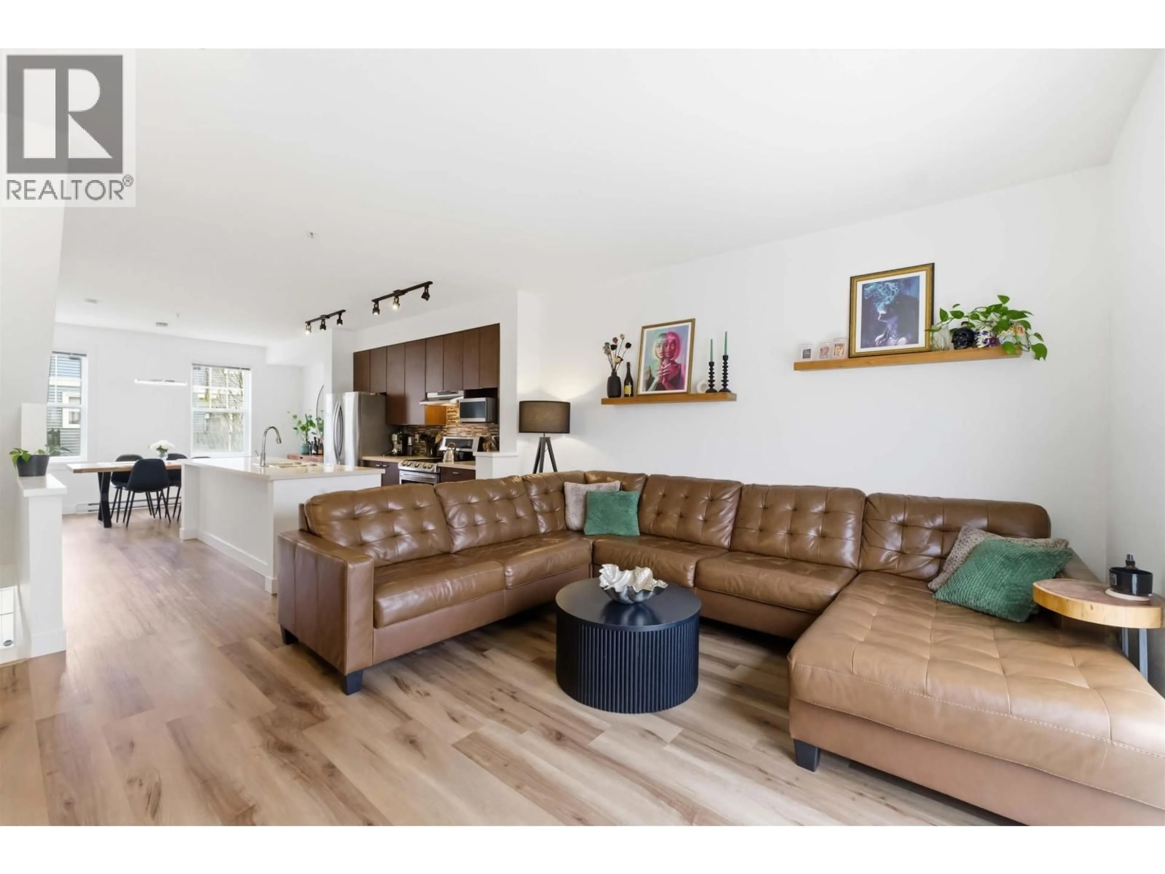 Living room with furniture, wood/laminate floor for 18 - 19572 FRASER WAY, Pitt Meadows British Columbia V3Y0A9