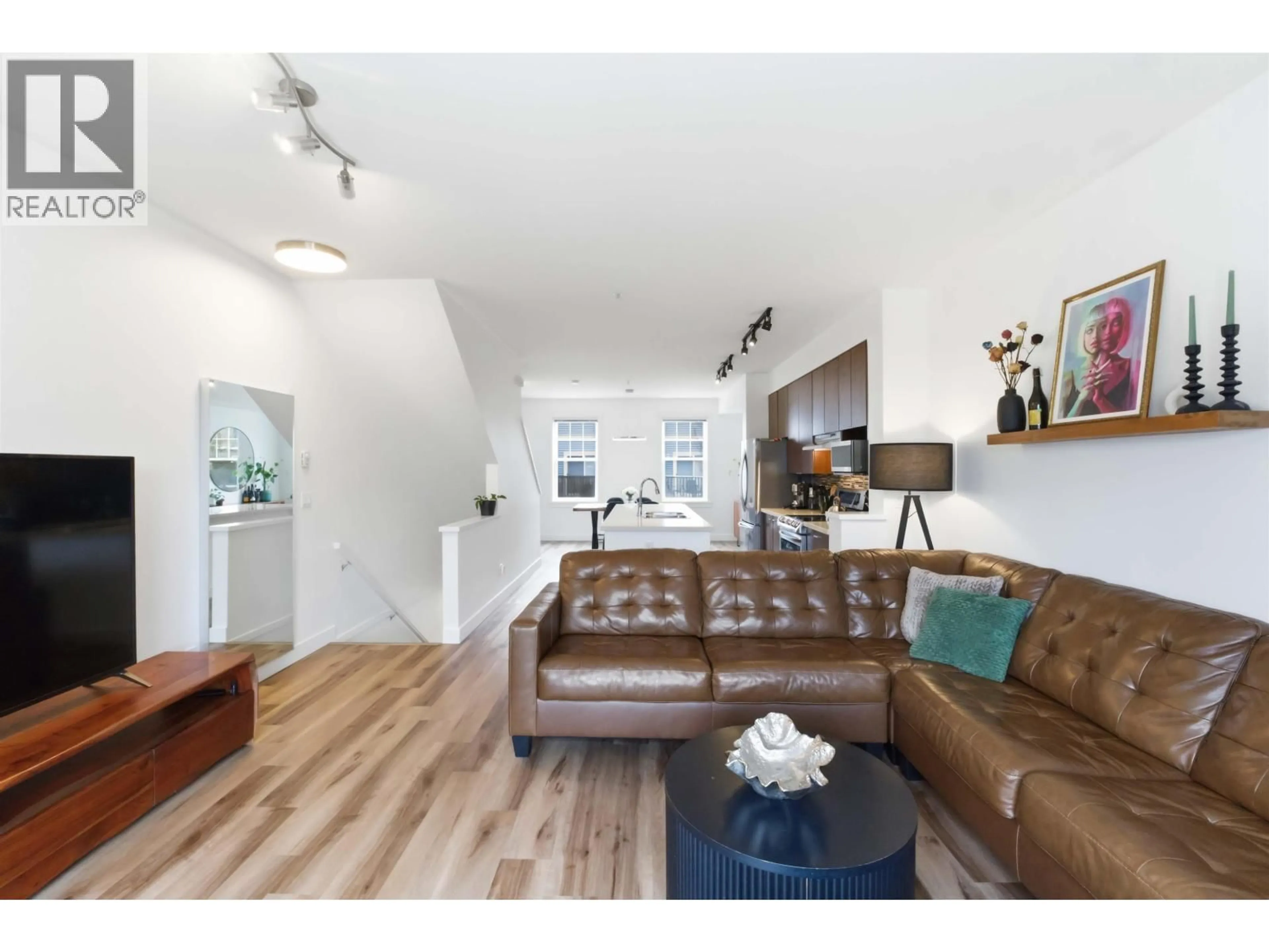 Living room with furniture, wood/laminate floor for 18 - 19572 FRASER WAY, Pitt Meadows British Columbia V3Y0A9