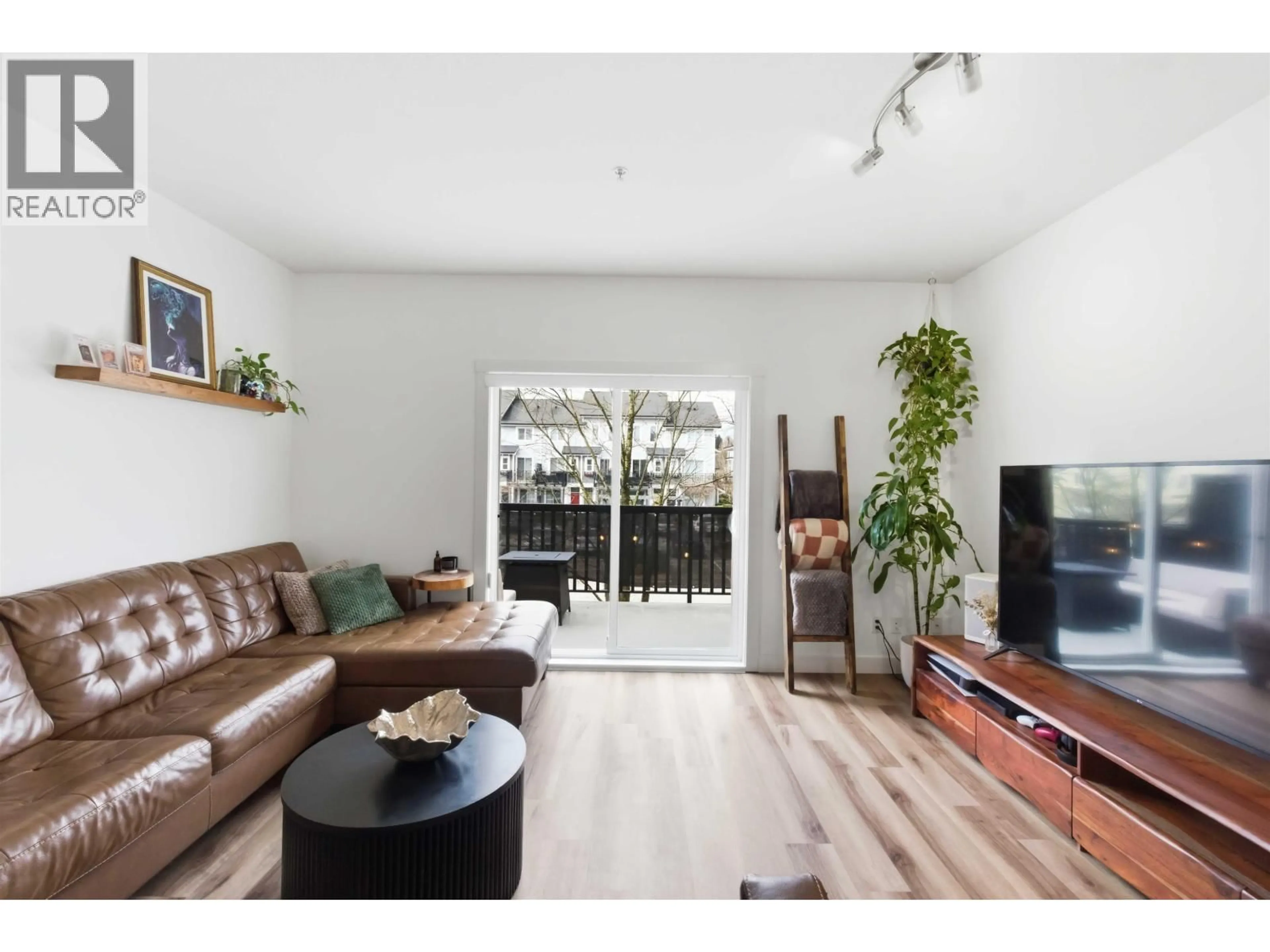 Living room with furniture, wood/laminate floor for 18 - 19572 FRASER WAY, Pitt Meadows British Columbia V3Y0A9