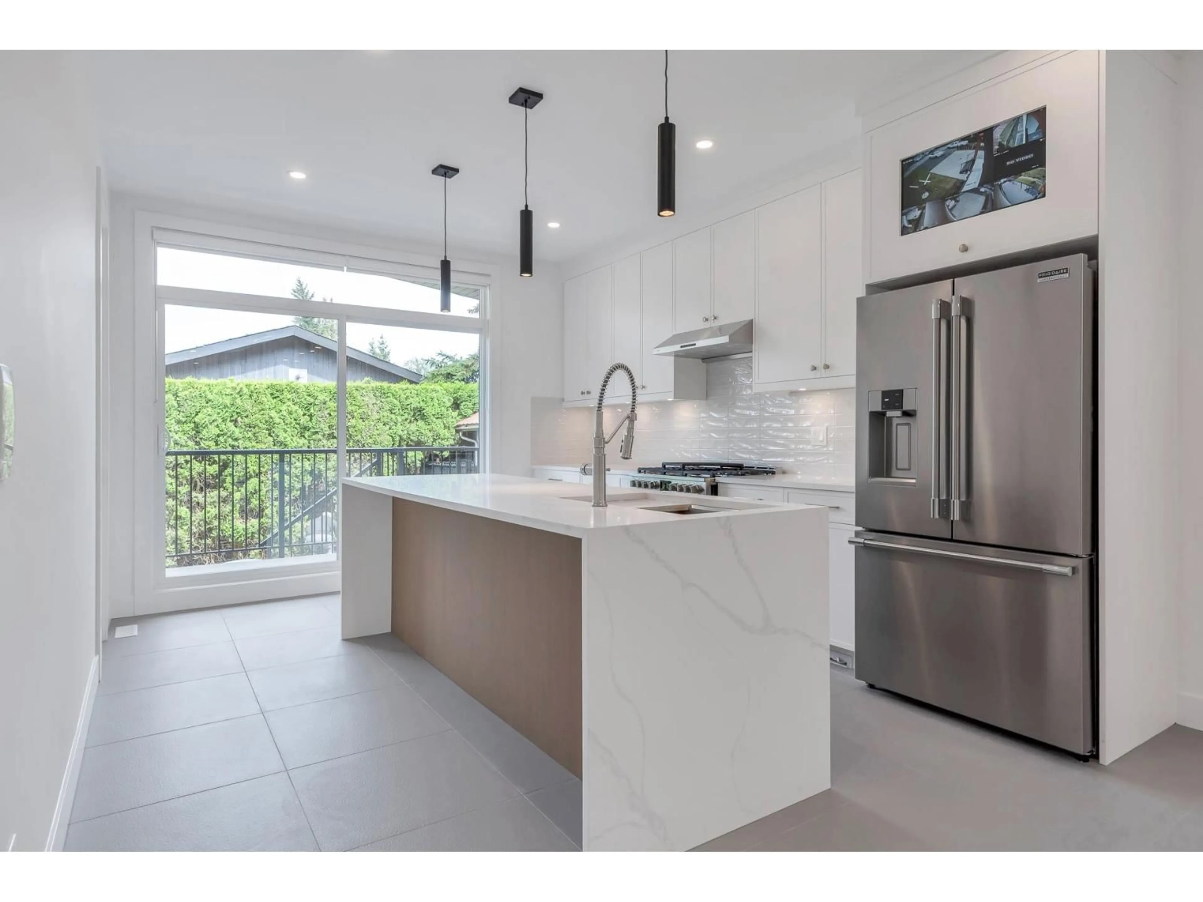 Open concept kitchen, ceramic/tile floor for 2284 MOULDSTADE ROAD, Abbotsford British Columbia V2S3X4