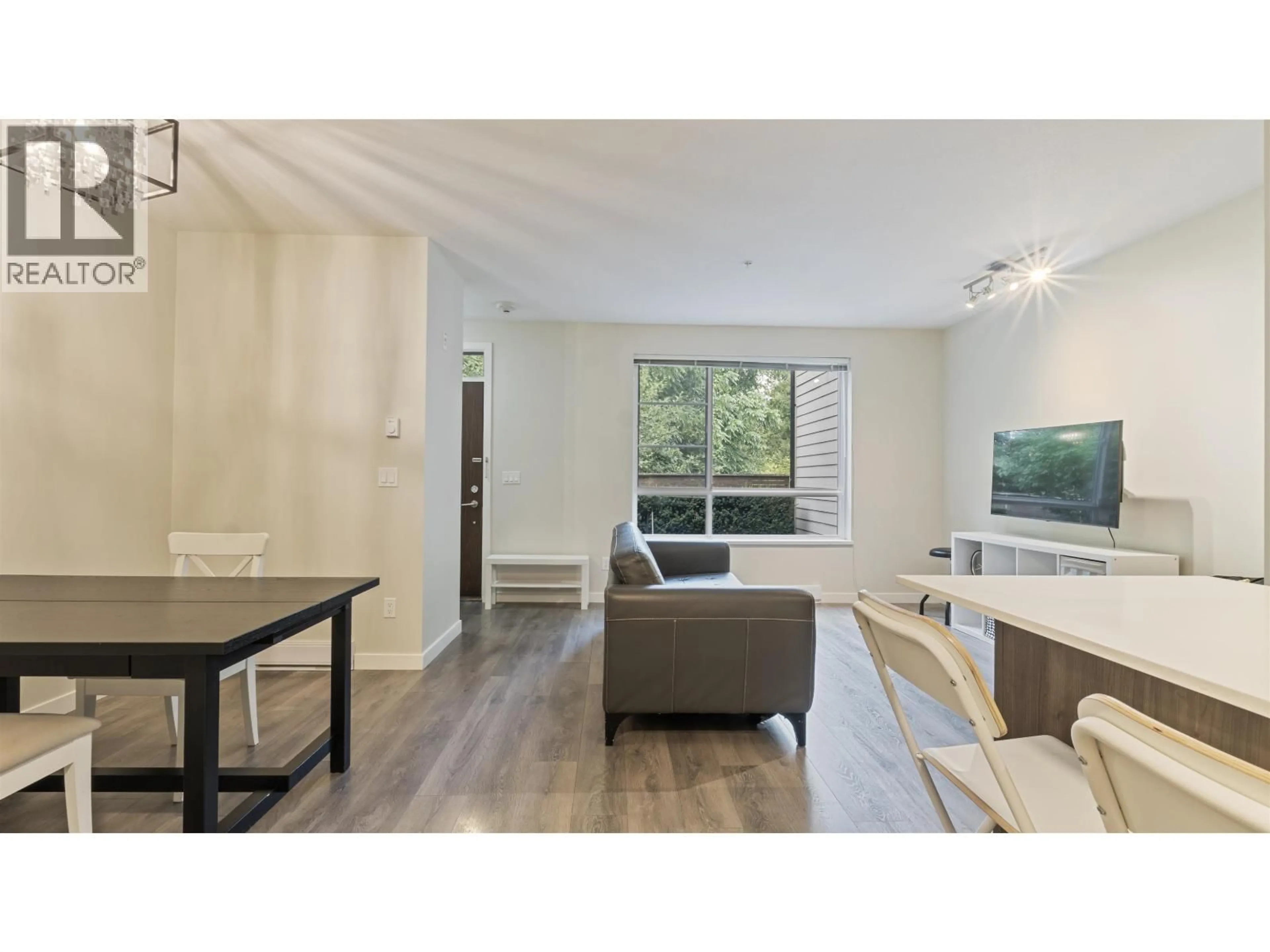 Living room with furniture, unknown for 8 - 3728 THURSTON STREET, Burnaby British Columbia V5H0E6