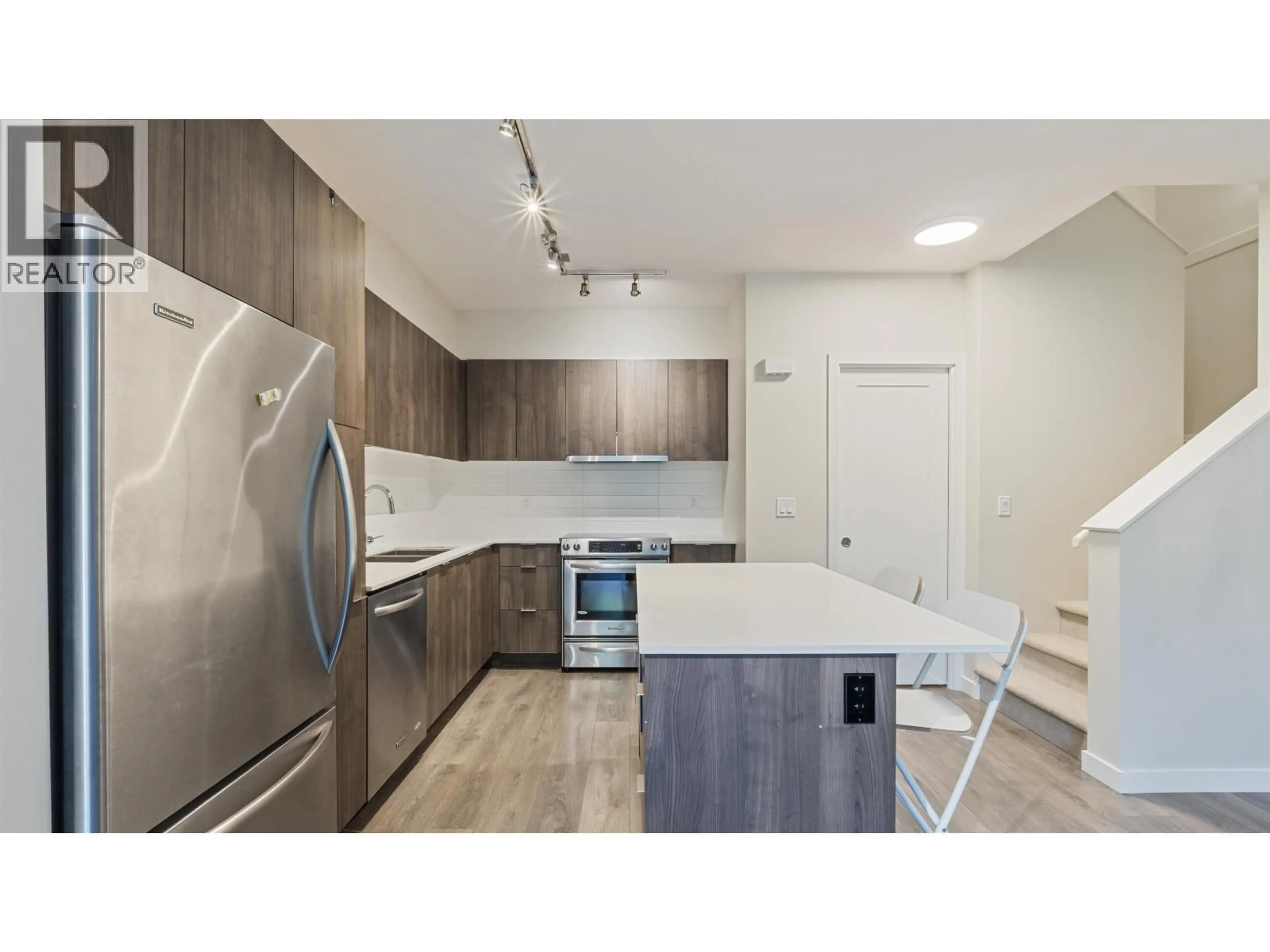 Unknown for 8 - 3728 THURSTON STREET, Burnaby British Columbia V5H0E6