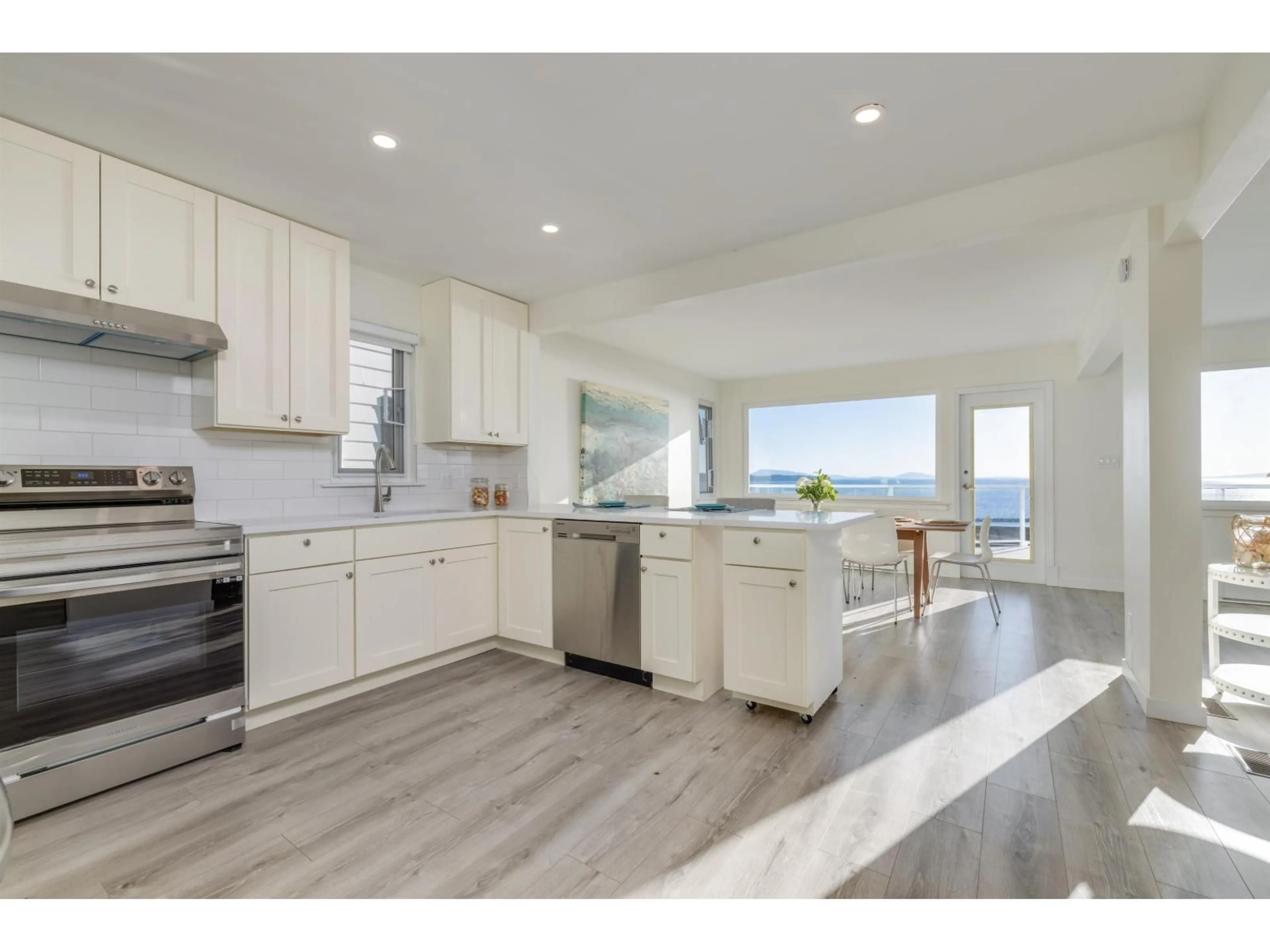 Open concept kitchen, unknown for 15152 VICTORIA AVENUE, White Rock British Columbia V4B1G3