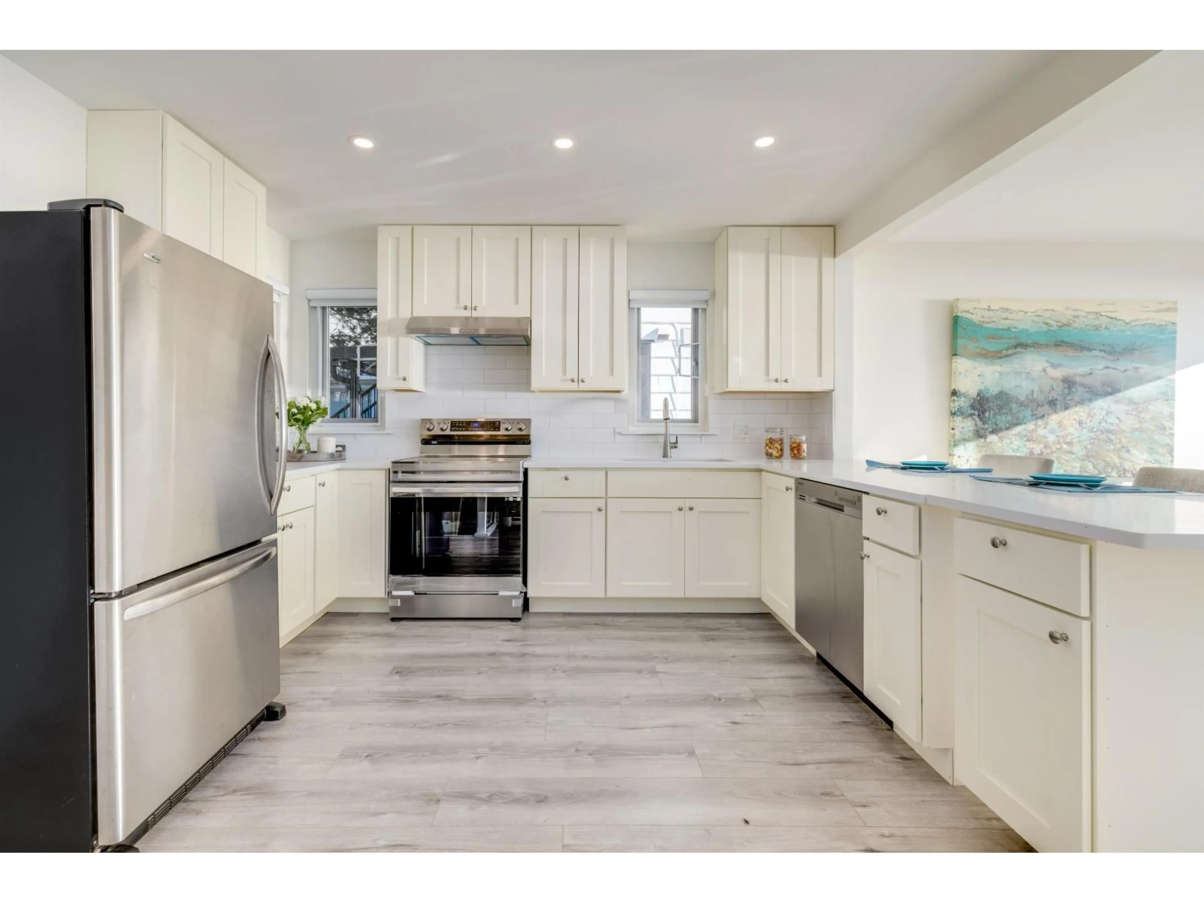 Open concept kitchen, ceramic/tile floor for 15152 VICTORIA AVENUE, White Rock British Columbia V4B1G3