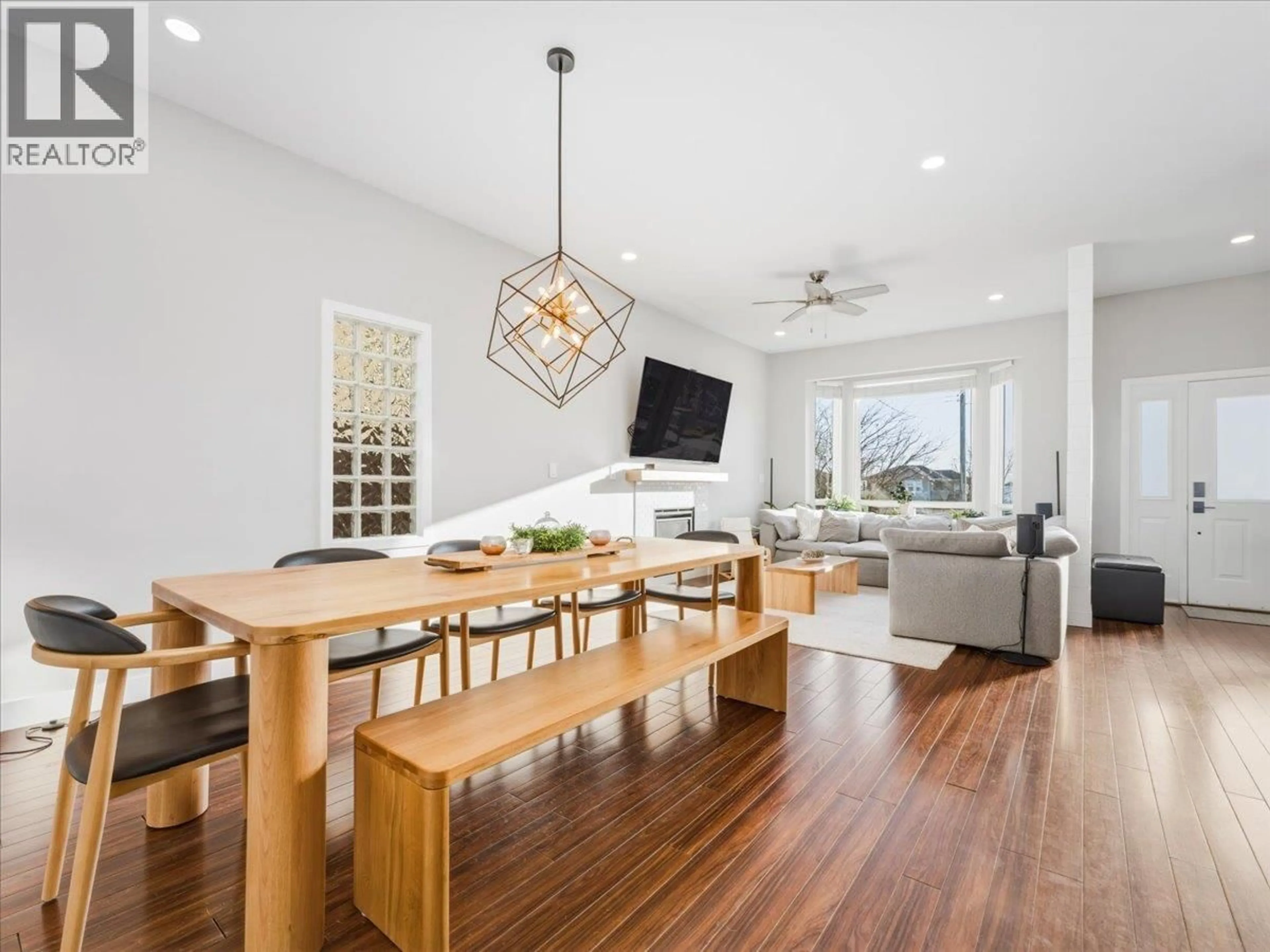 Open concept kitchen, wood/laminate floor for 318 KEITH ROAD, North Vancouver British Columbia V7L1V7