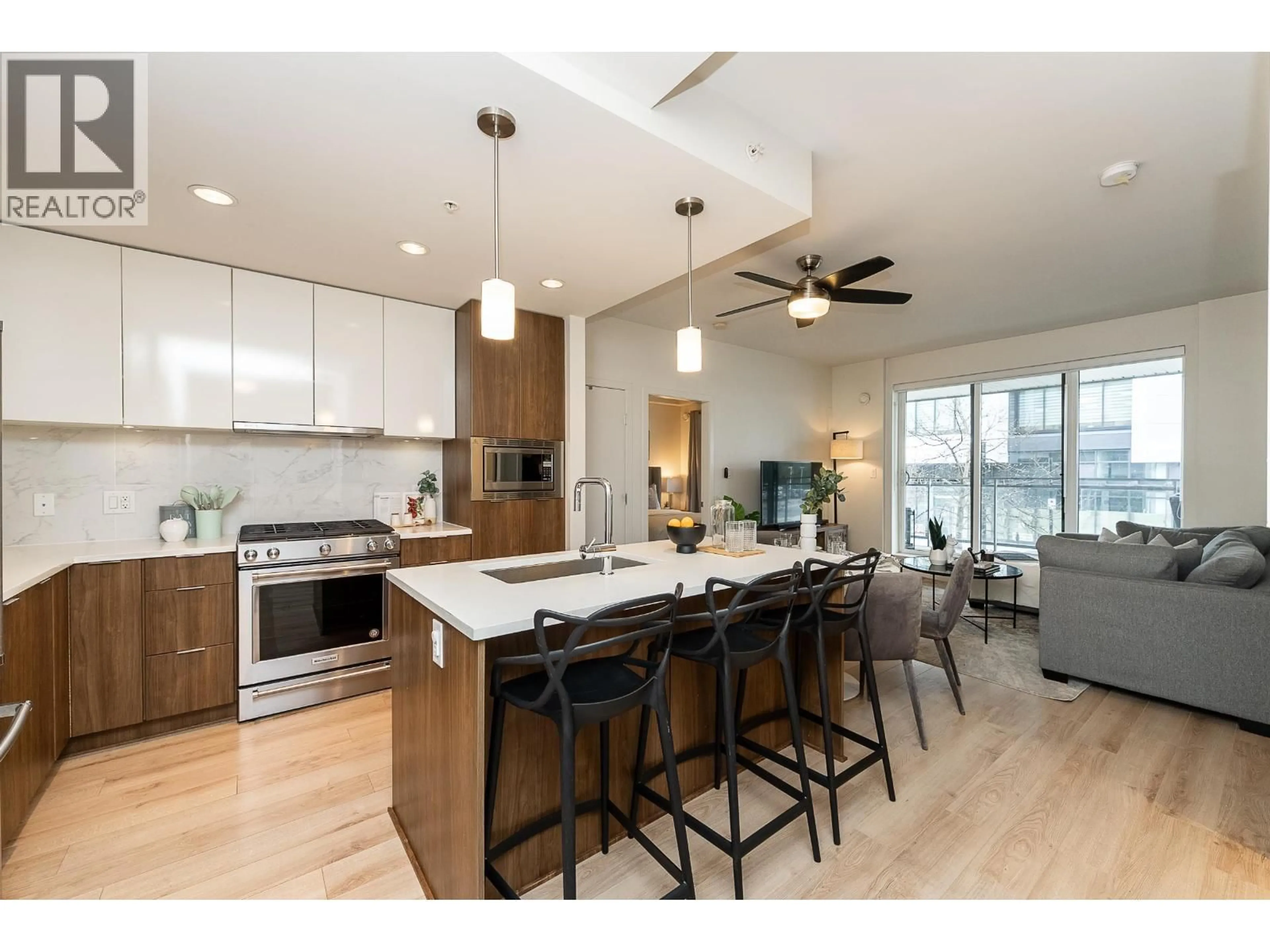 Open concept kitchen, wood/laminate floor for 103 - 2188 MADISON AVENUE, Burnaby British Columbia V5C0J8