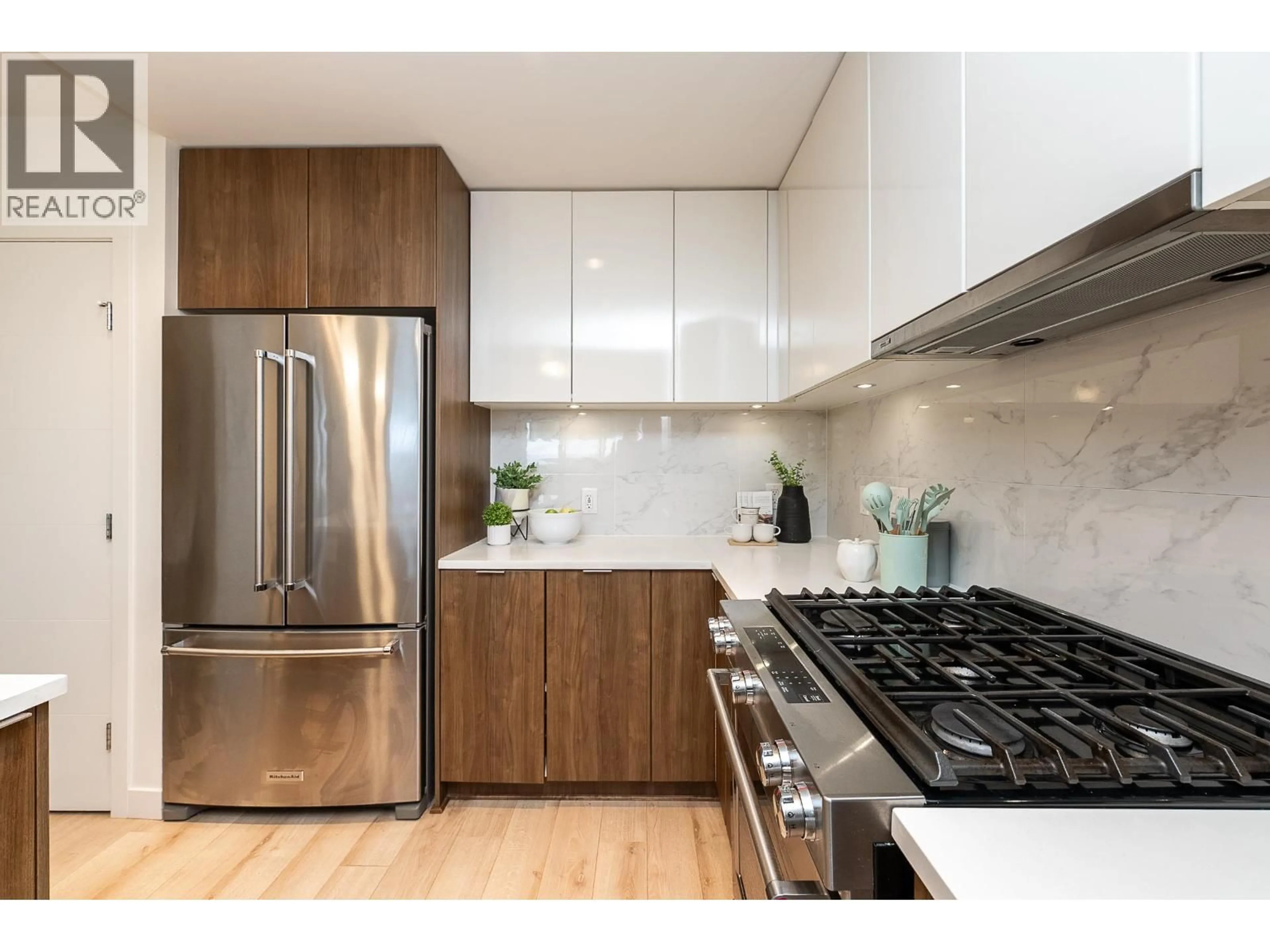 Contemporary kitchen, unknown for 103 - 2188 MADISON AVENUE, Burnaby British Columbia V5C0J8