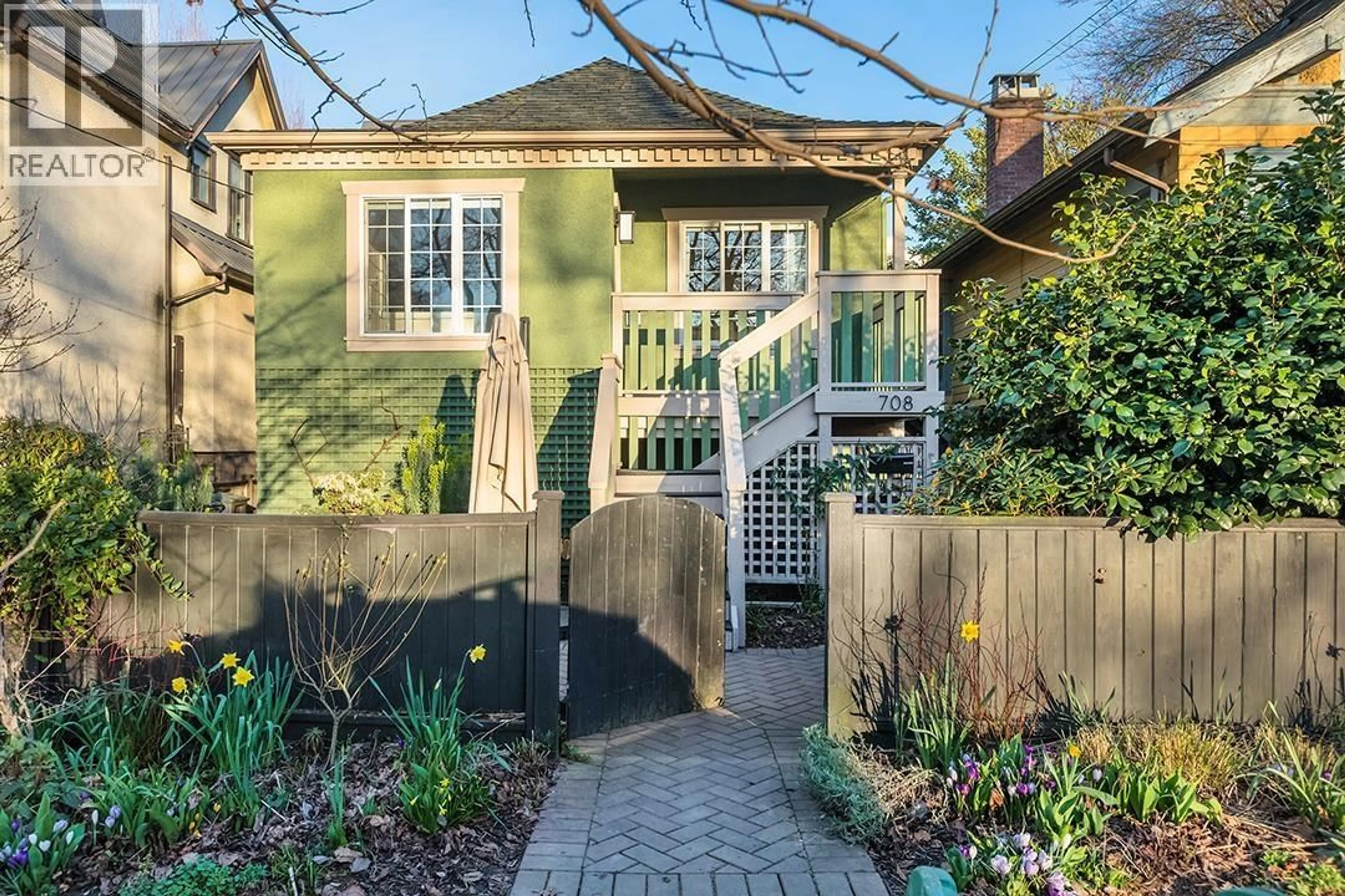 A pic from outside/outdoor area/front of a property/back of a property/a pic from drone, street for 708 WOODLAND DRIVE, Vancouver British Columbia V5L3R3