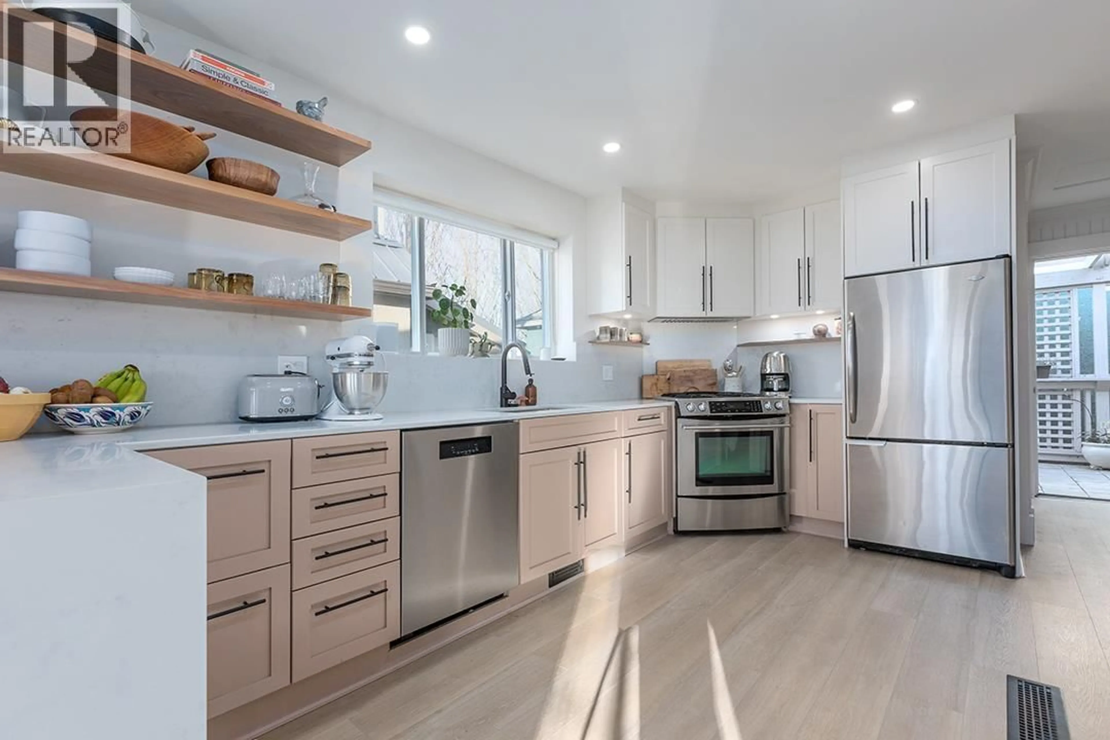 Open concept kitchen, unknown for 708 WOODLAND DRIVE, Vancouver British Columbia V5L3R3