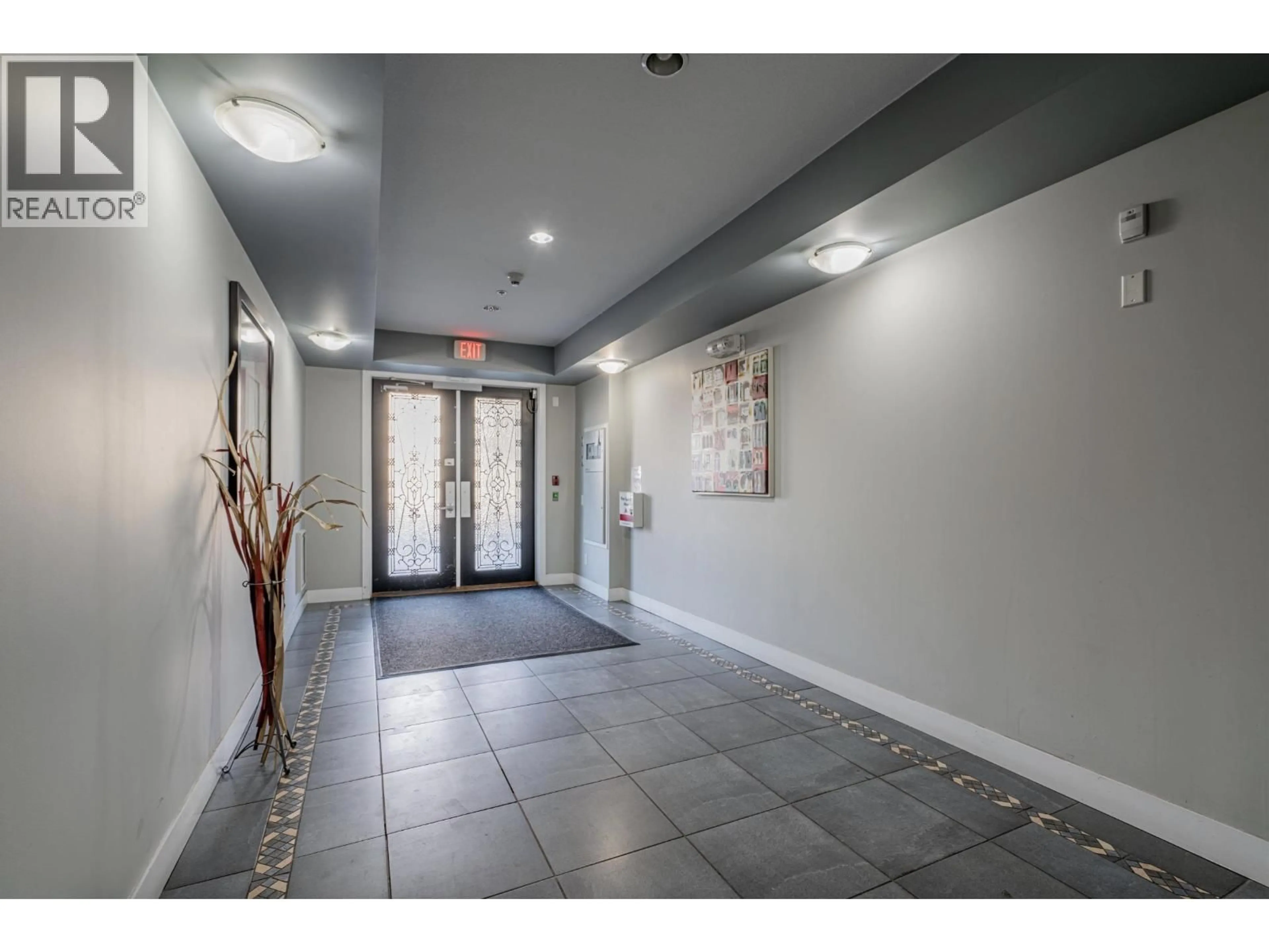 Indoor foyer for 203 - 1988 SUFFOLK AVENUE, Port Coquitlam British Columbia V3B1H2