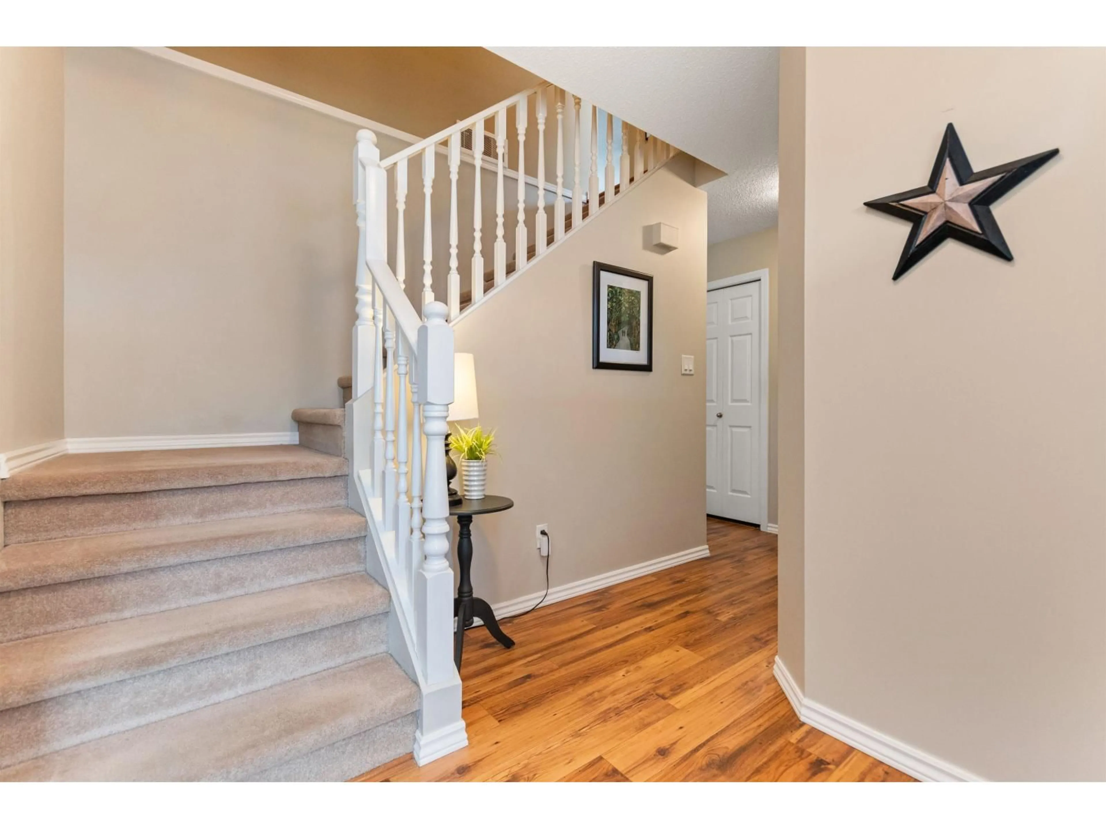 Indoor entryway for 45023 STRATFORD PLACE, Chilliwack British Columbia V2R2Z2