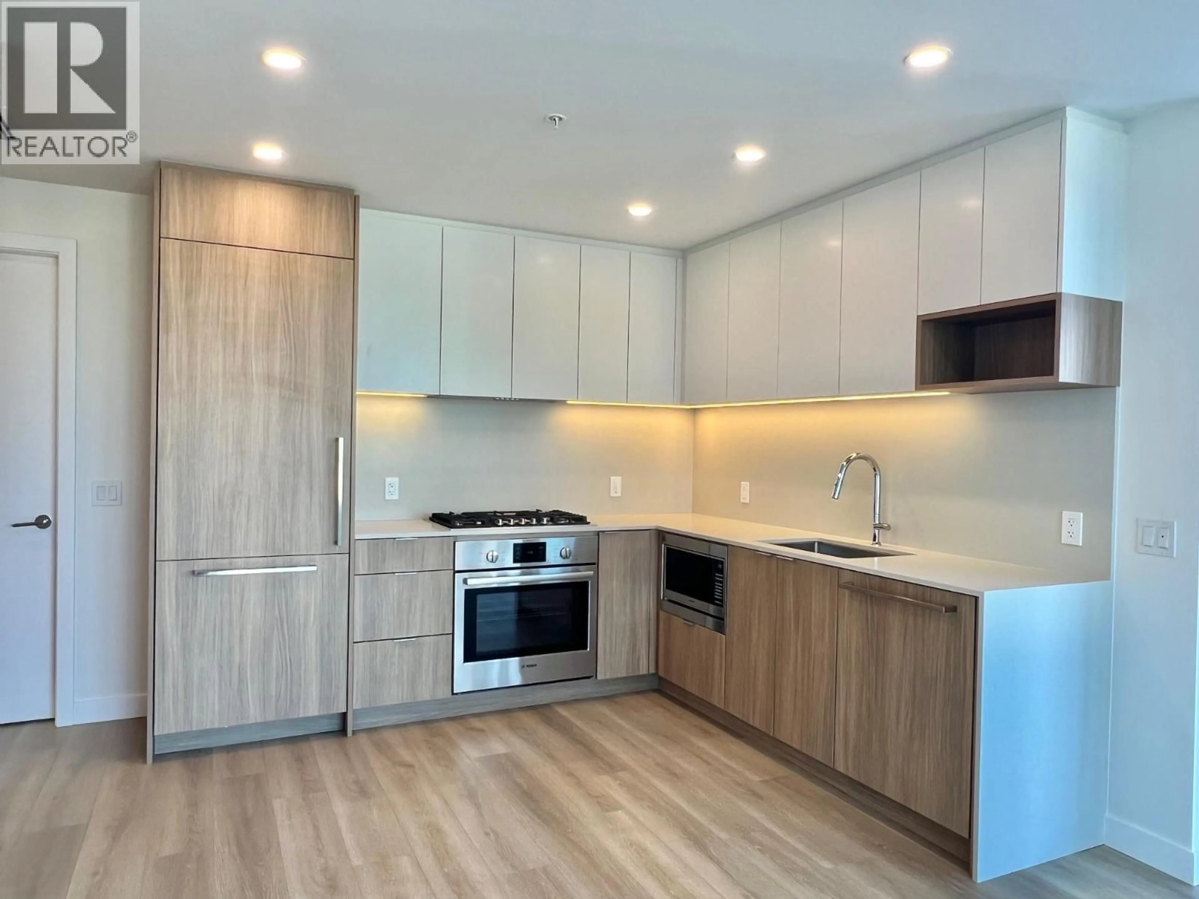 Standard kitchen, wood/laminate floor for 1401 - 6087 WILSON AVENUE, Burnaby British Columbia V5H0M1