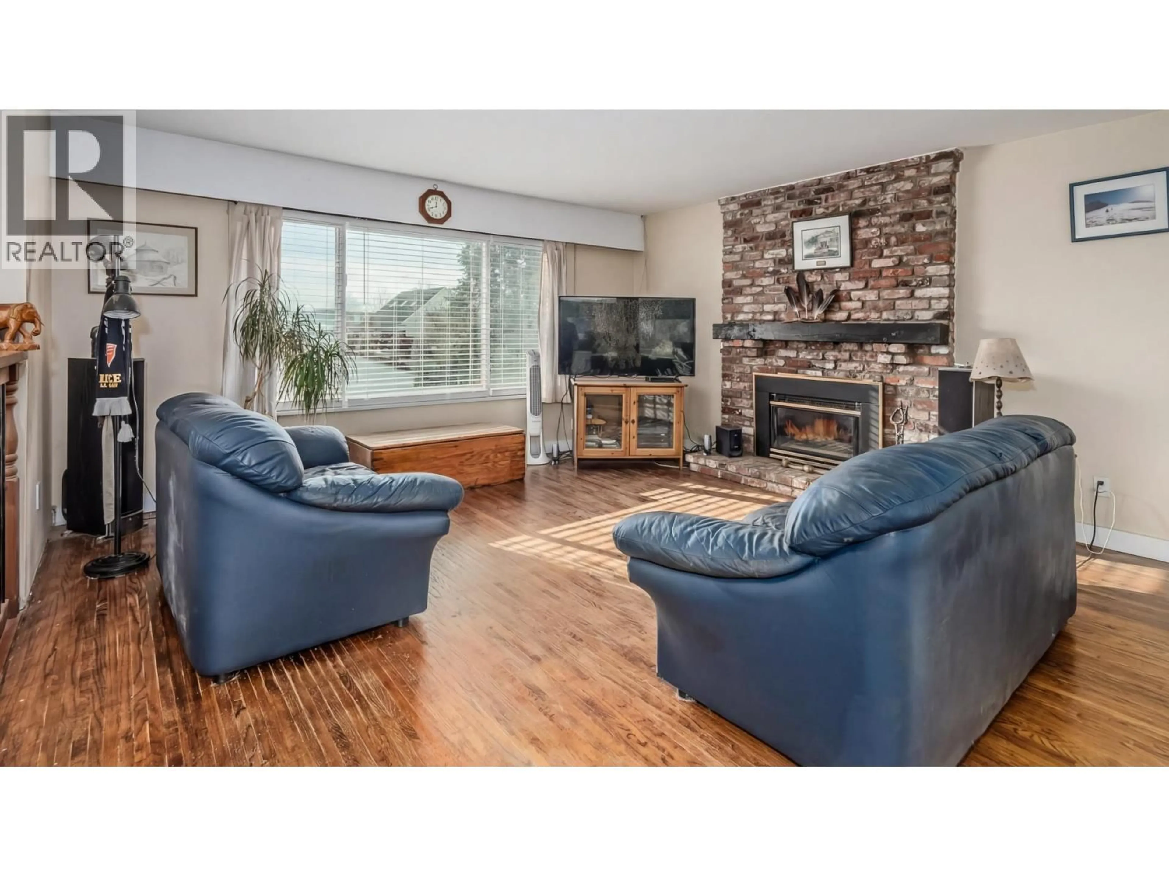 Living room with furniture, wood/laminate floor for 11891 NUMBER 2 ROAD, Richmond British Columbia V7E2E9