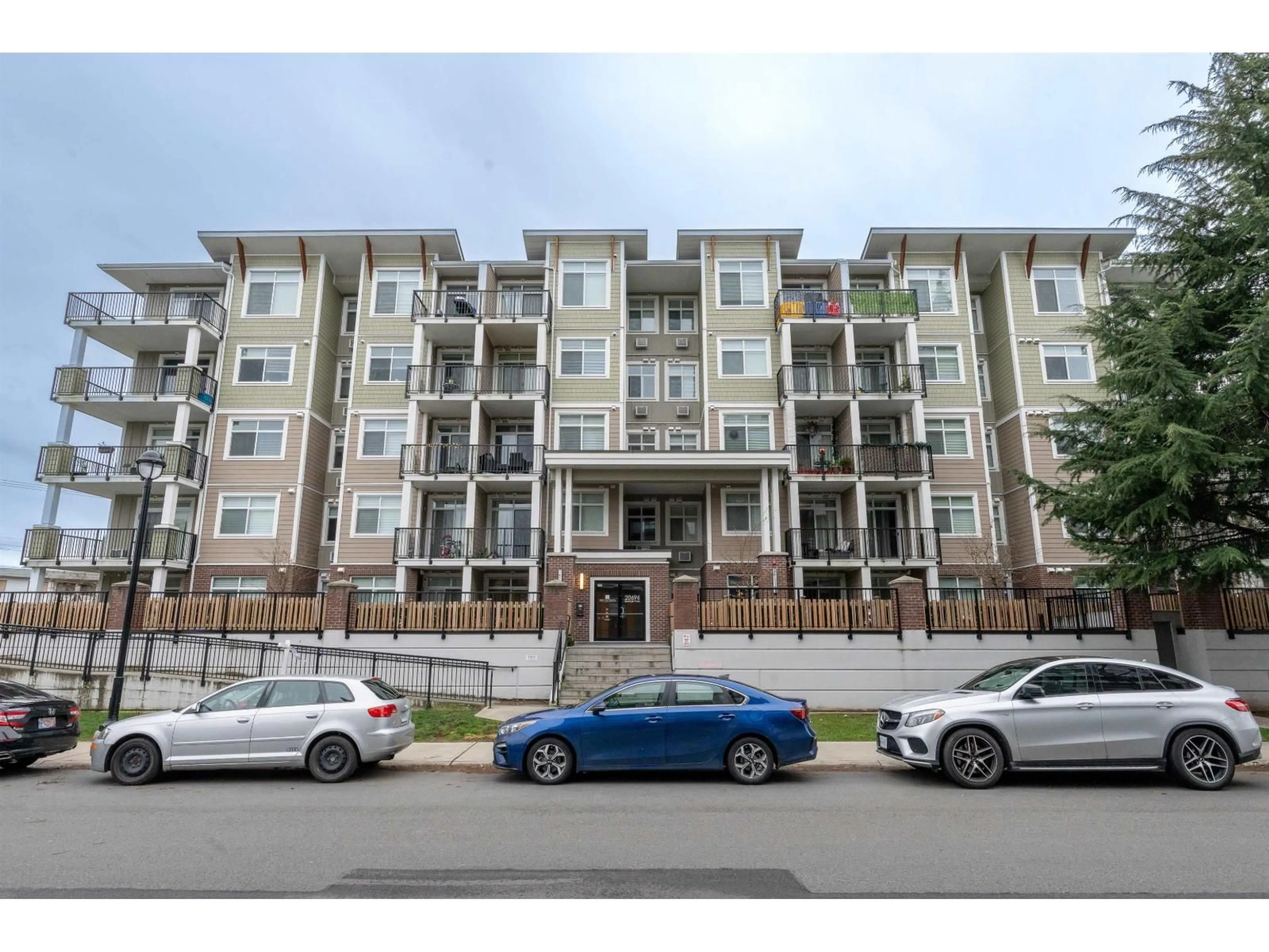 A pic from outside/outdoor area/front of a property/back of a property/a pic from drone, unknown for 508 - 20696 EASTLEIGH CRESCENT, Langley British Columbia V3A4C4