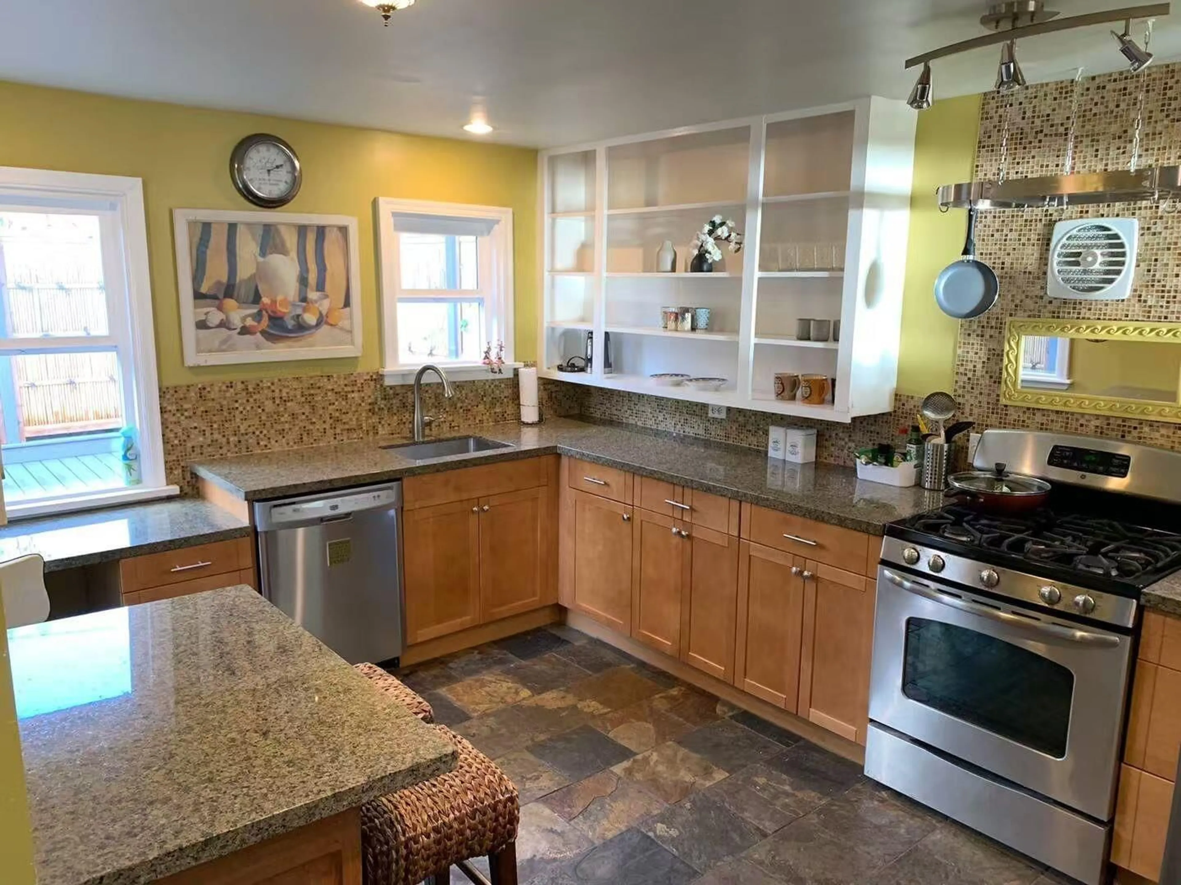 Open concept kitchen, ceramic/tile floor for 14878 BUENA VISTA AVENUE, White Rock British Columbia V4B1X4