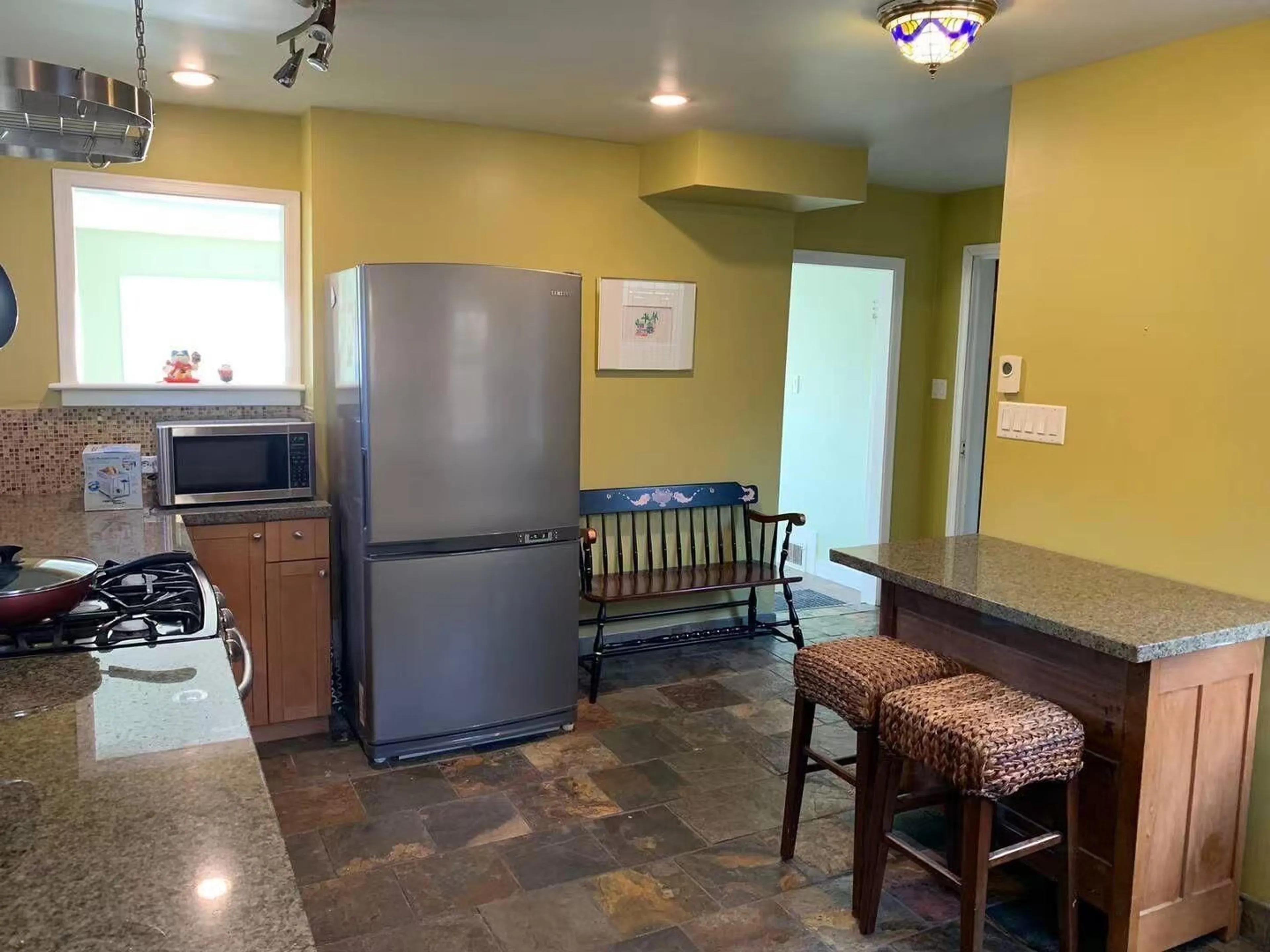 Standard kitchen, ceramic/tile floor for 14878 BUENA VISTA AVENUE, White Rock British Columbia V4B1X4