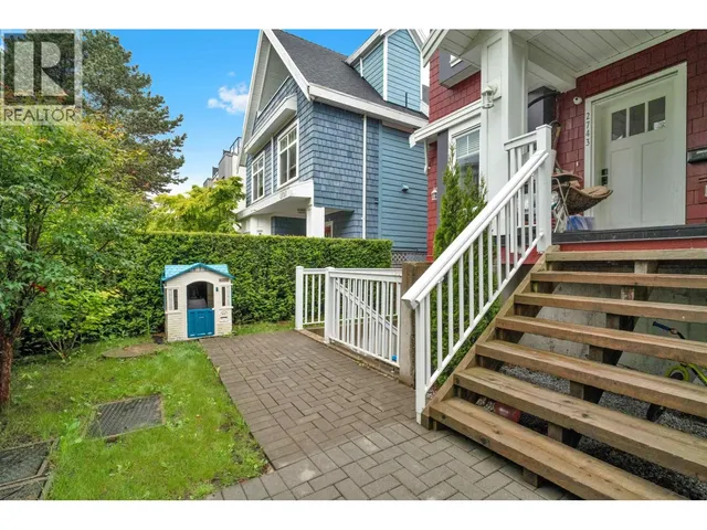2743 DUKE STREET, Vancouver 3