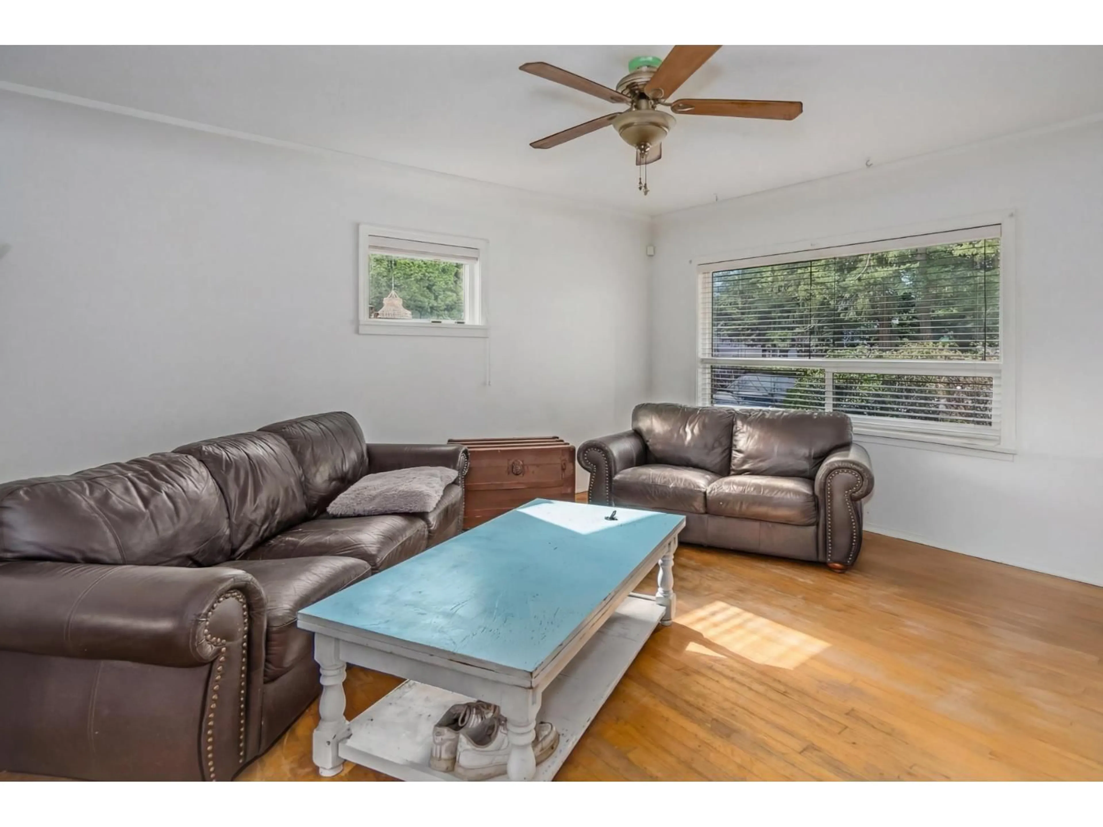 Living room with furniture, wood/laminate floor for 621 WATER AVENUE, Hope British Columbia V0X1L0