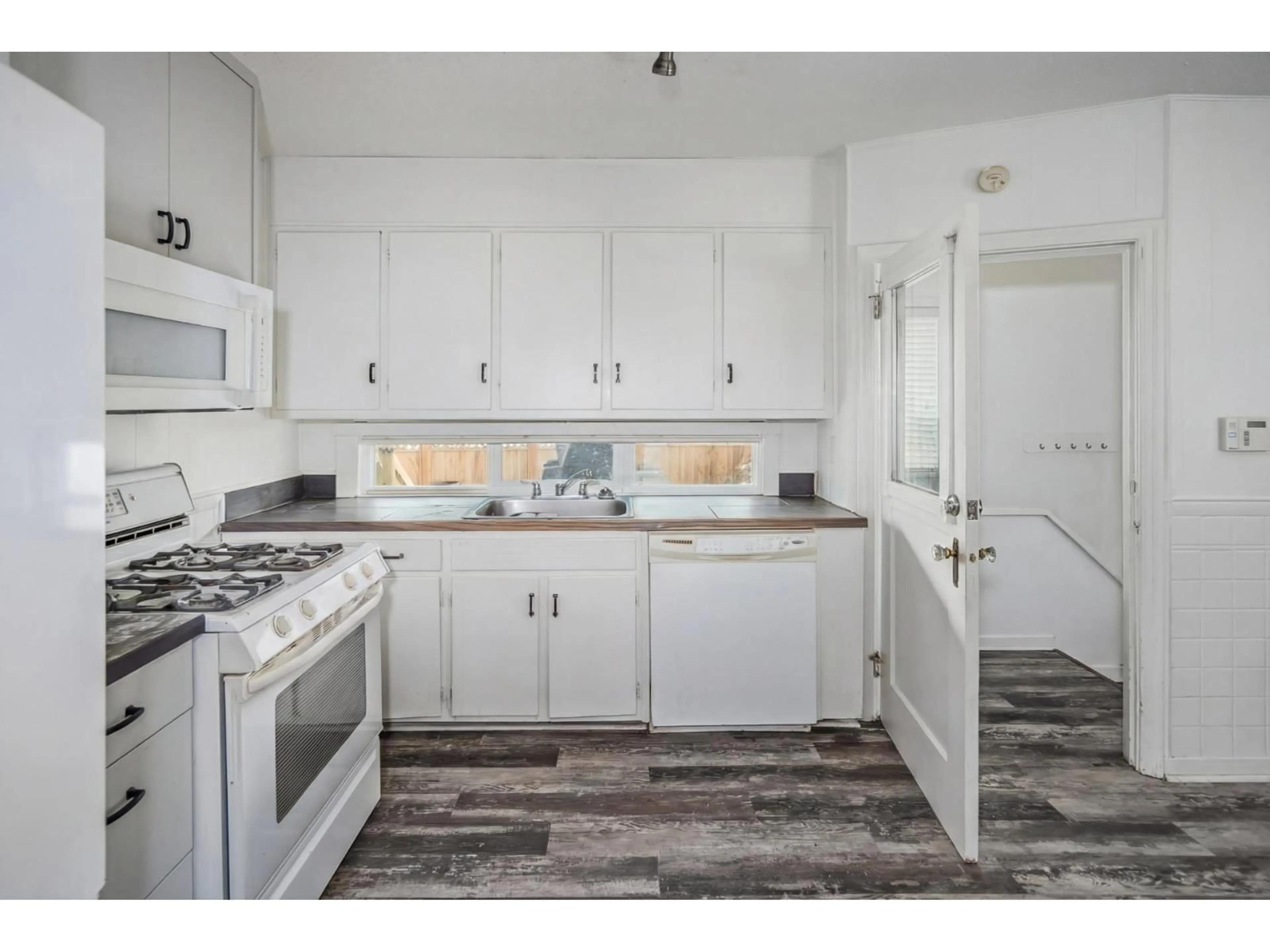 Standard kitchen, ceramic/tile floor for 621 WATER AVENUE, Hope British Columbia V0X1L0