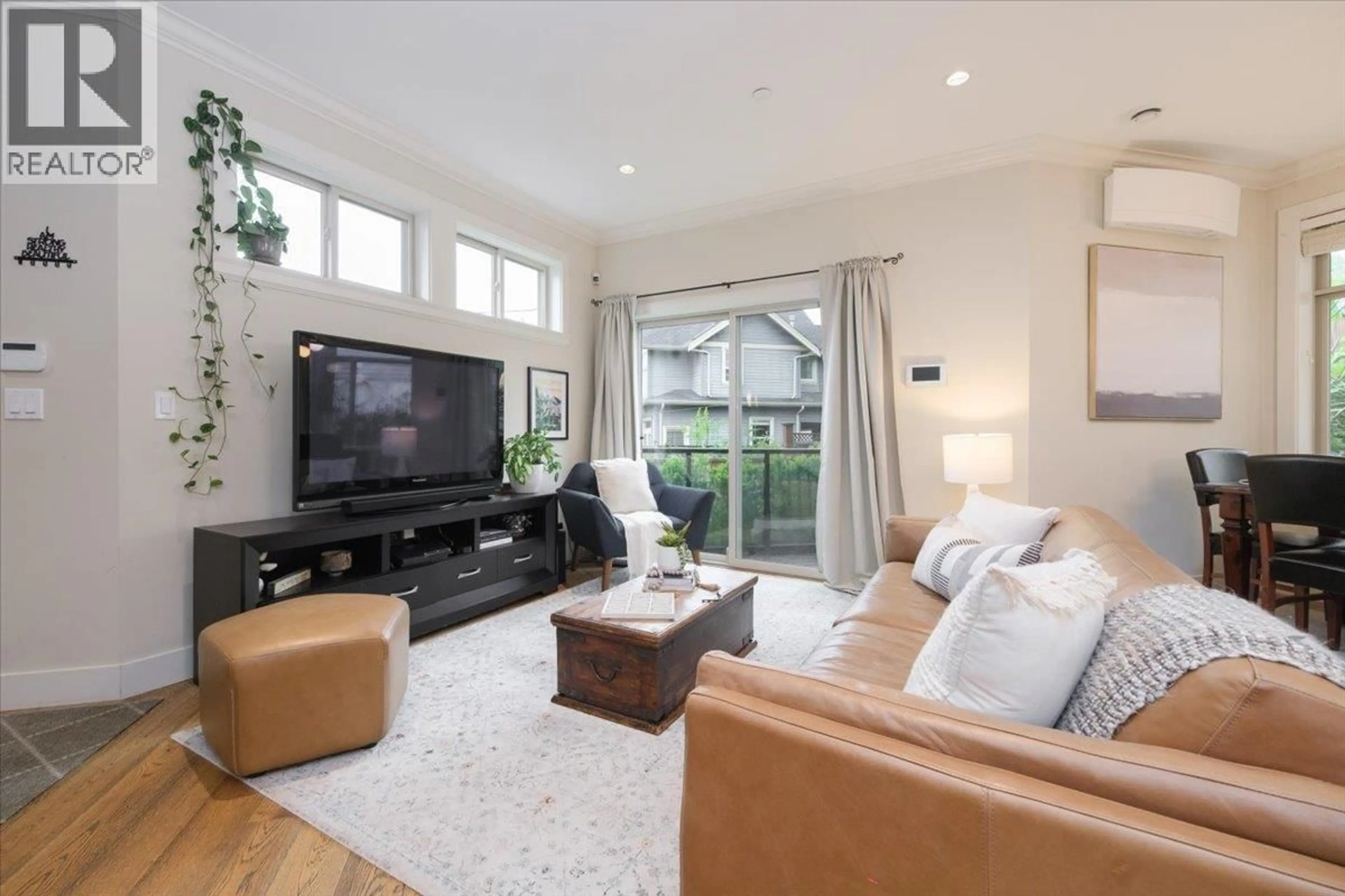 Living room with furniture, unknown for 640 15TH STREET, North Vancouver British Columbia V7M1S9