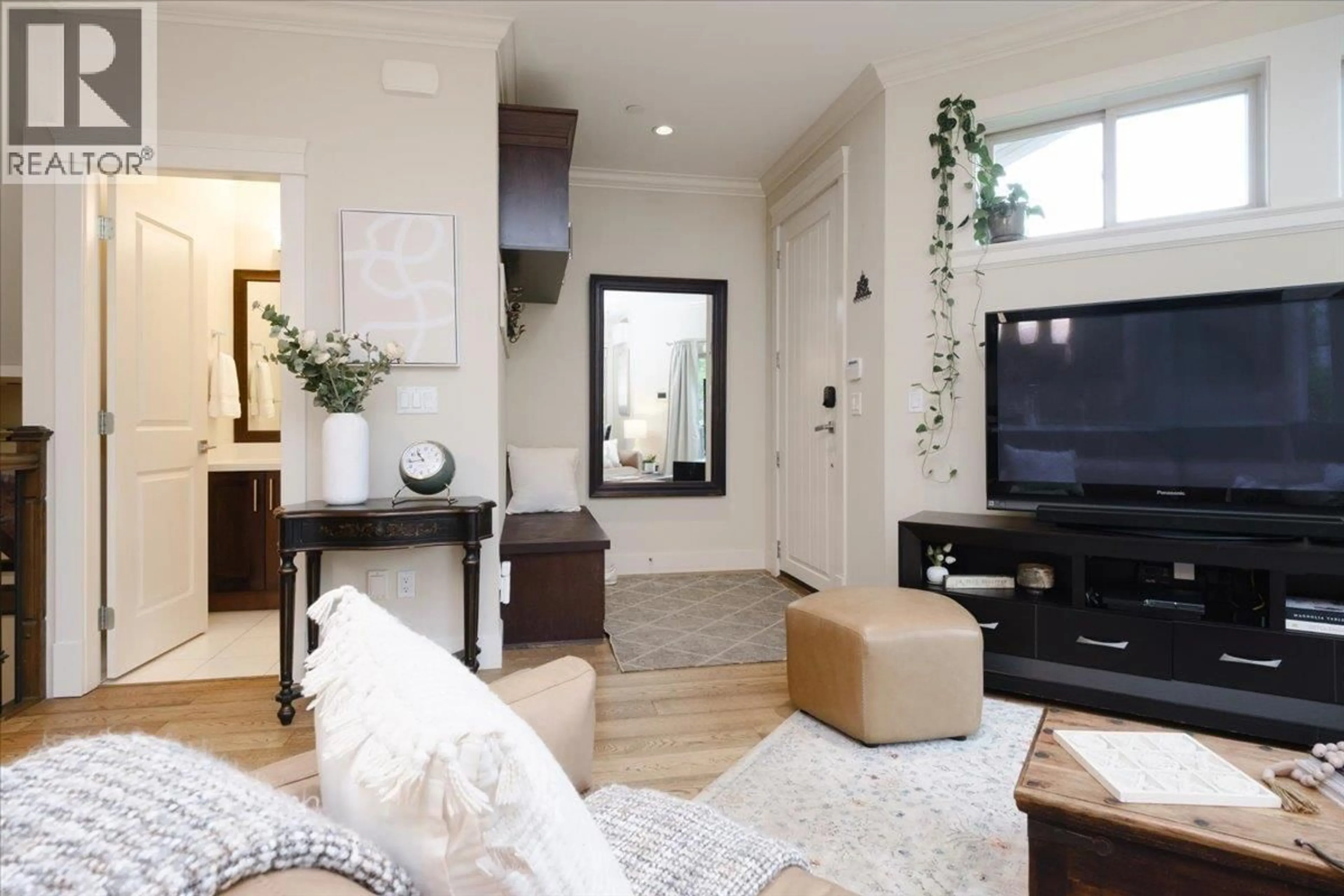 Living room with furniture, unknown for 640 15TH STREET, North Vancouver British Columbia V7M1S9