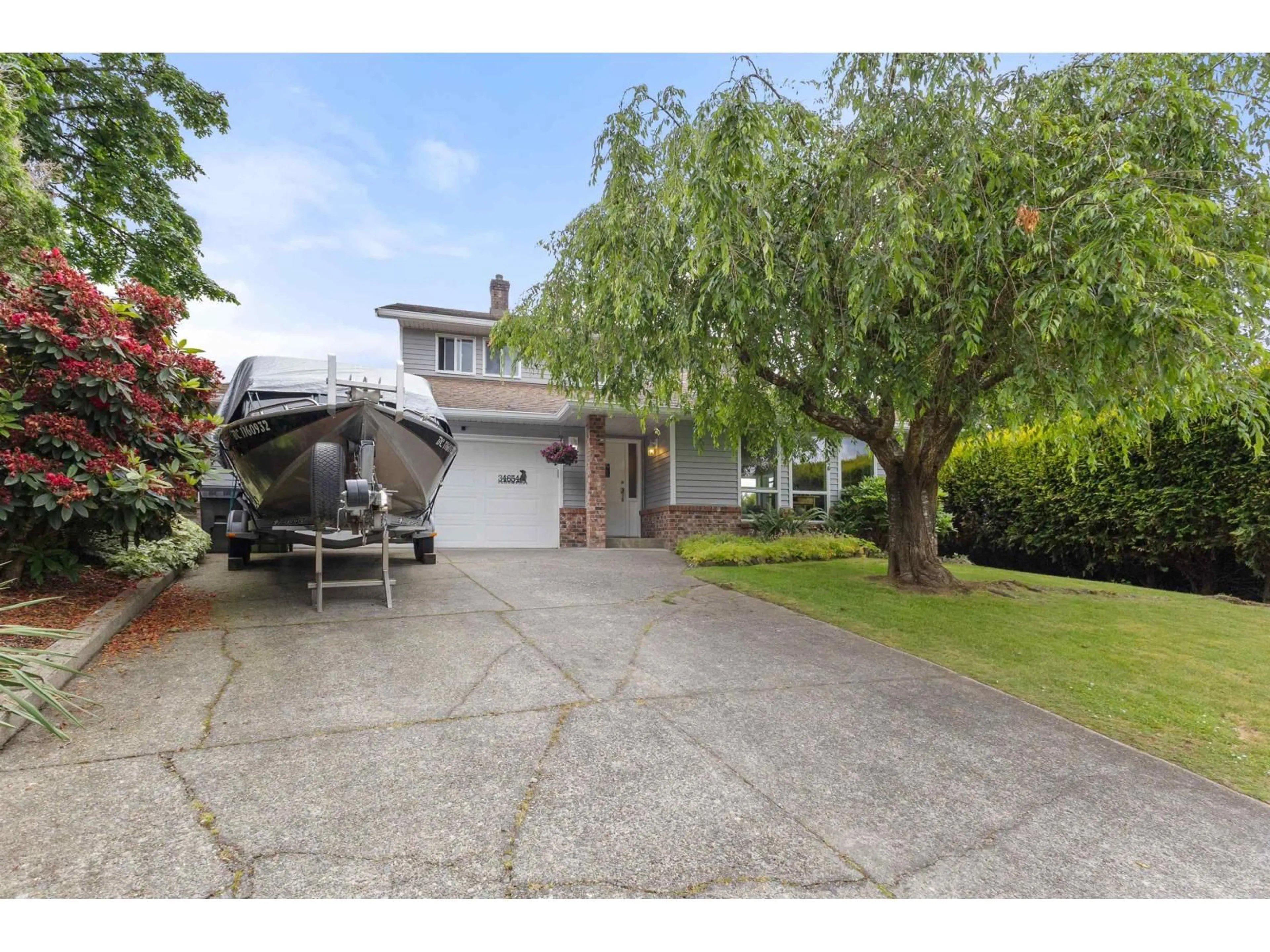 A pic from outside/outdoor area/front of a property/back of a property/a pic from drone, street for 34654 DUNSMUIR COURT, Abbotsford British Columbia V2S6G4