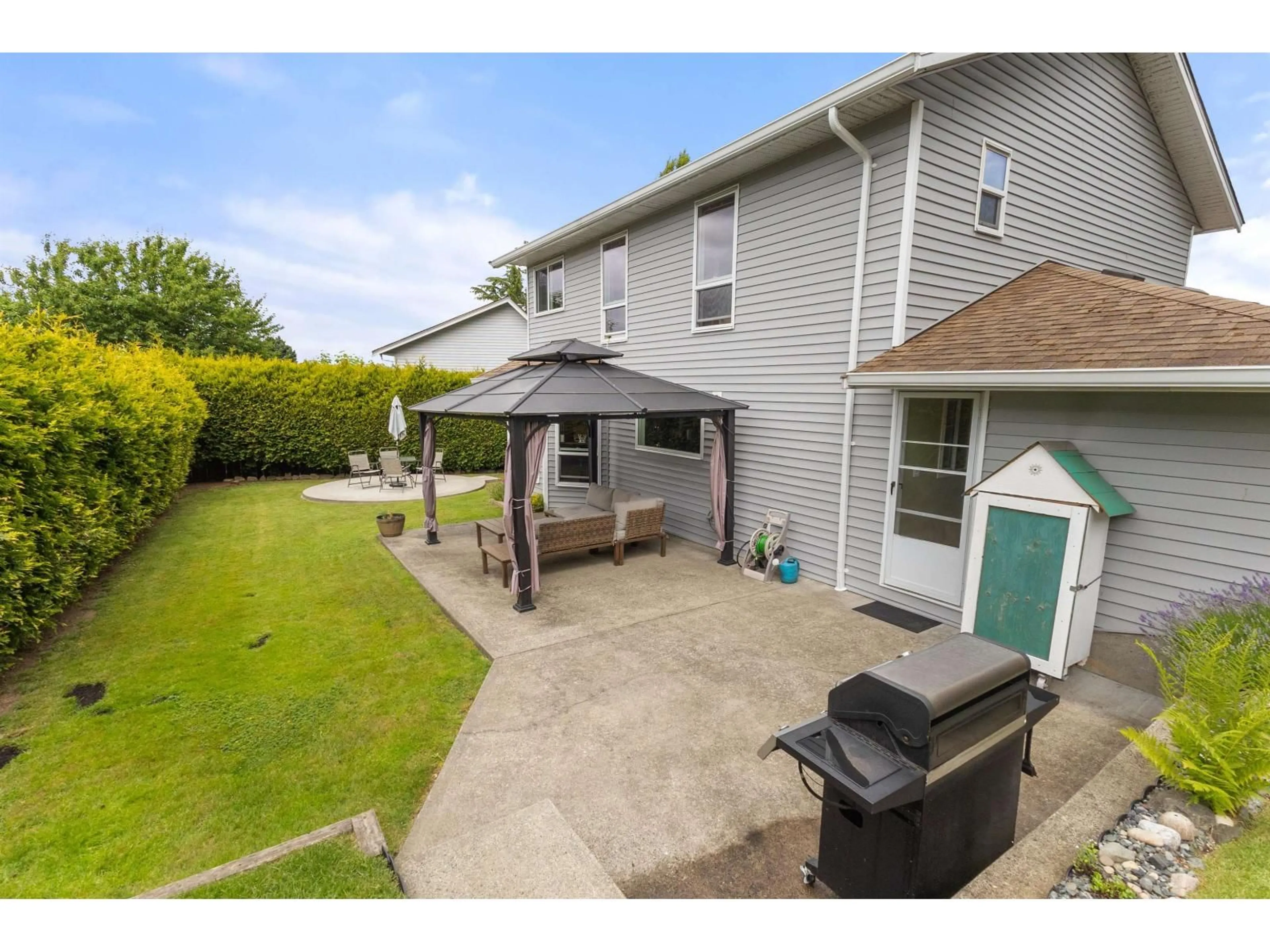 A pic from outside/outdoor area/front of a property/back of a property/a pic from drone, unknown for 34654 DUNSMUIR COURT, Abbotsford British Columbia V2S6G4