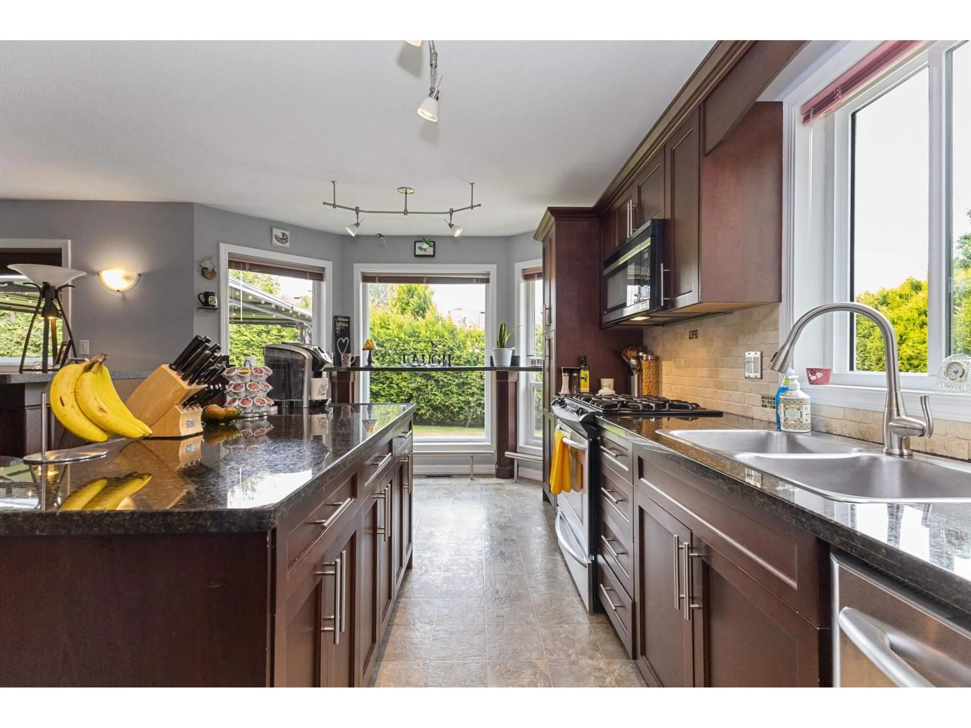 Contemporary kitchen, unknown for 34654 DUNSMUIR COURT, Abbotsford British Columbia V2S6G4