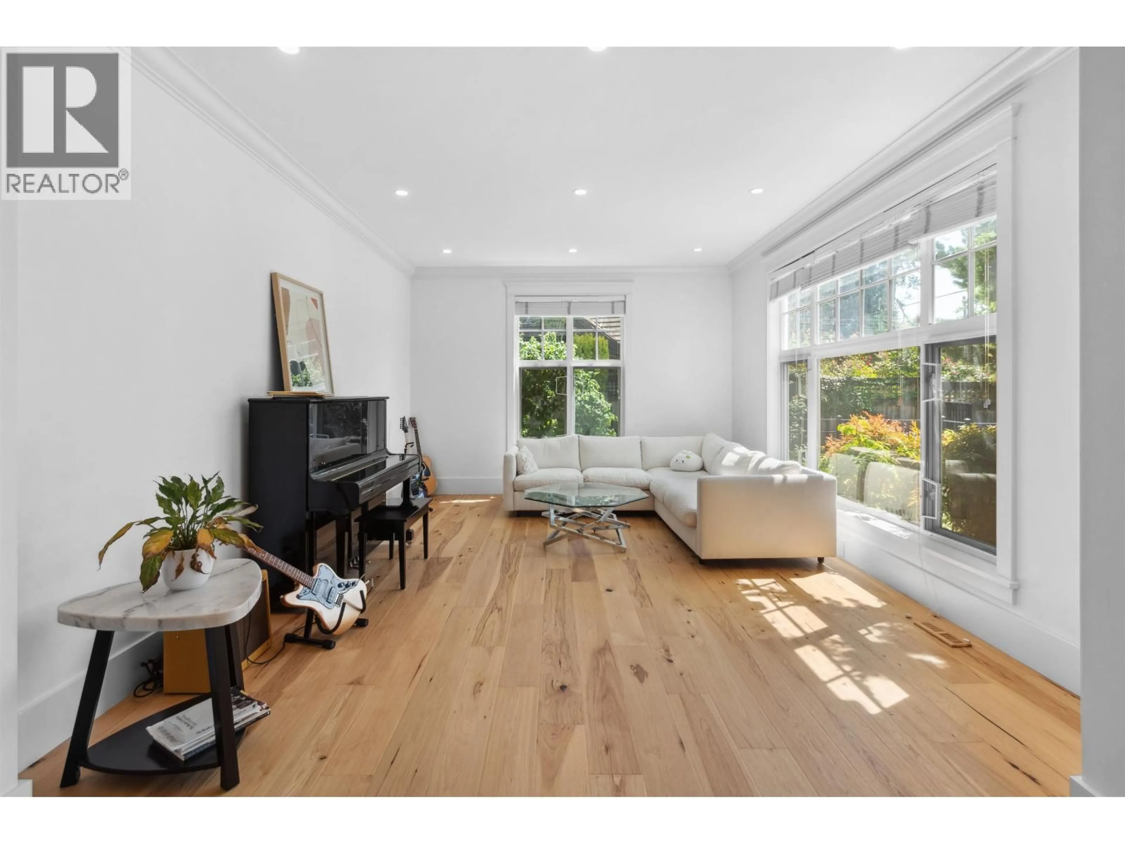 Living room with furniture, wood/laminate floor for 4379 ROSS CRESCENT, West Vancouver British Columbia V7W1B3