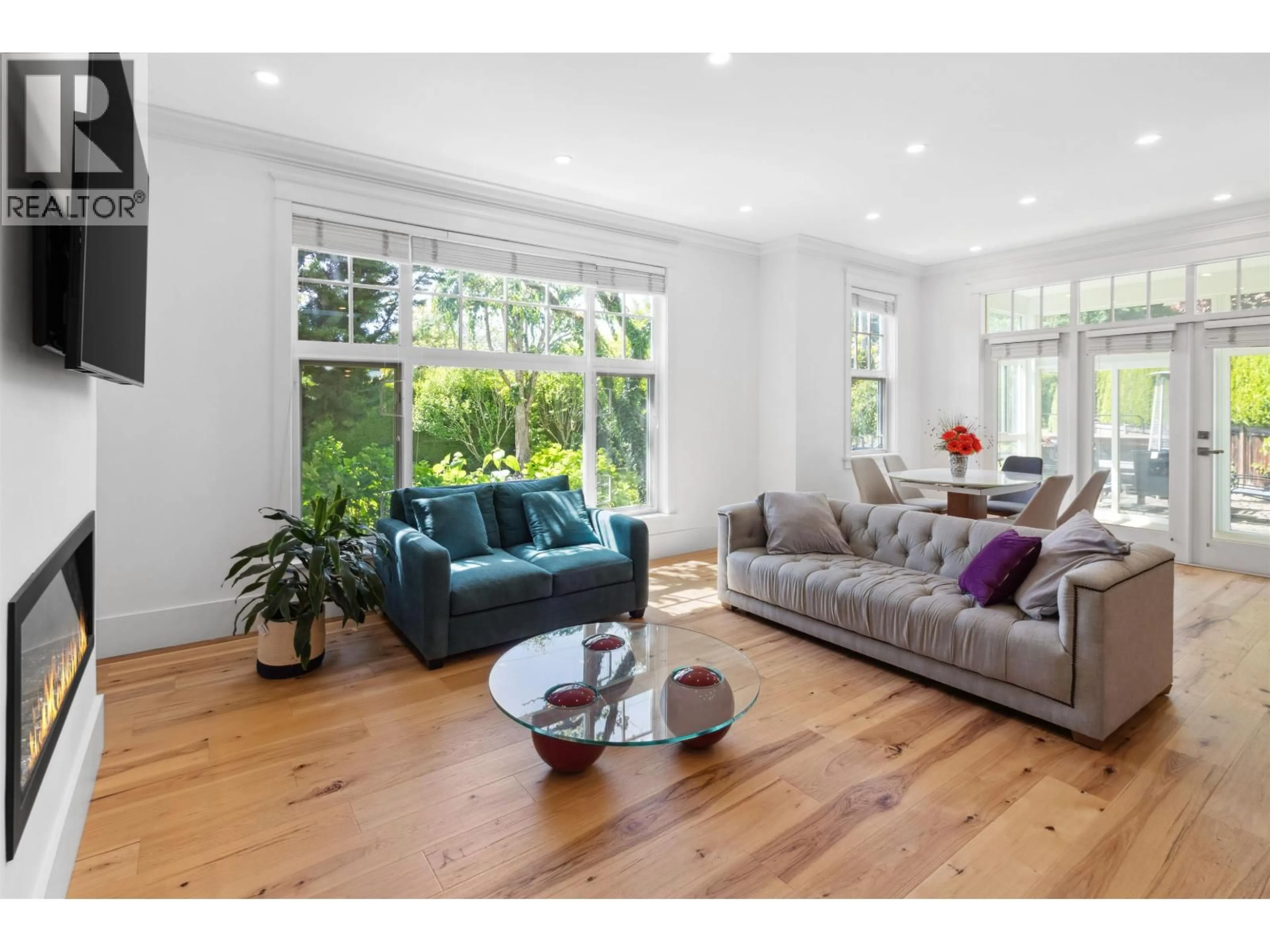 Living room with furniture, wood/laminate floor for 4379 ROSS CRESCENT, West Vancouver British Columbia V7W1B3