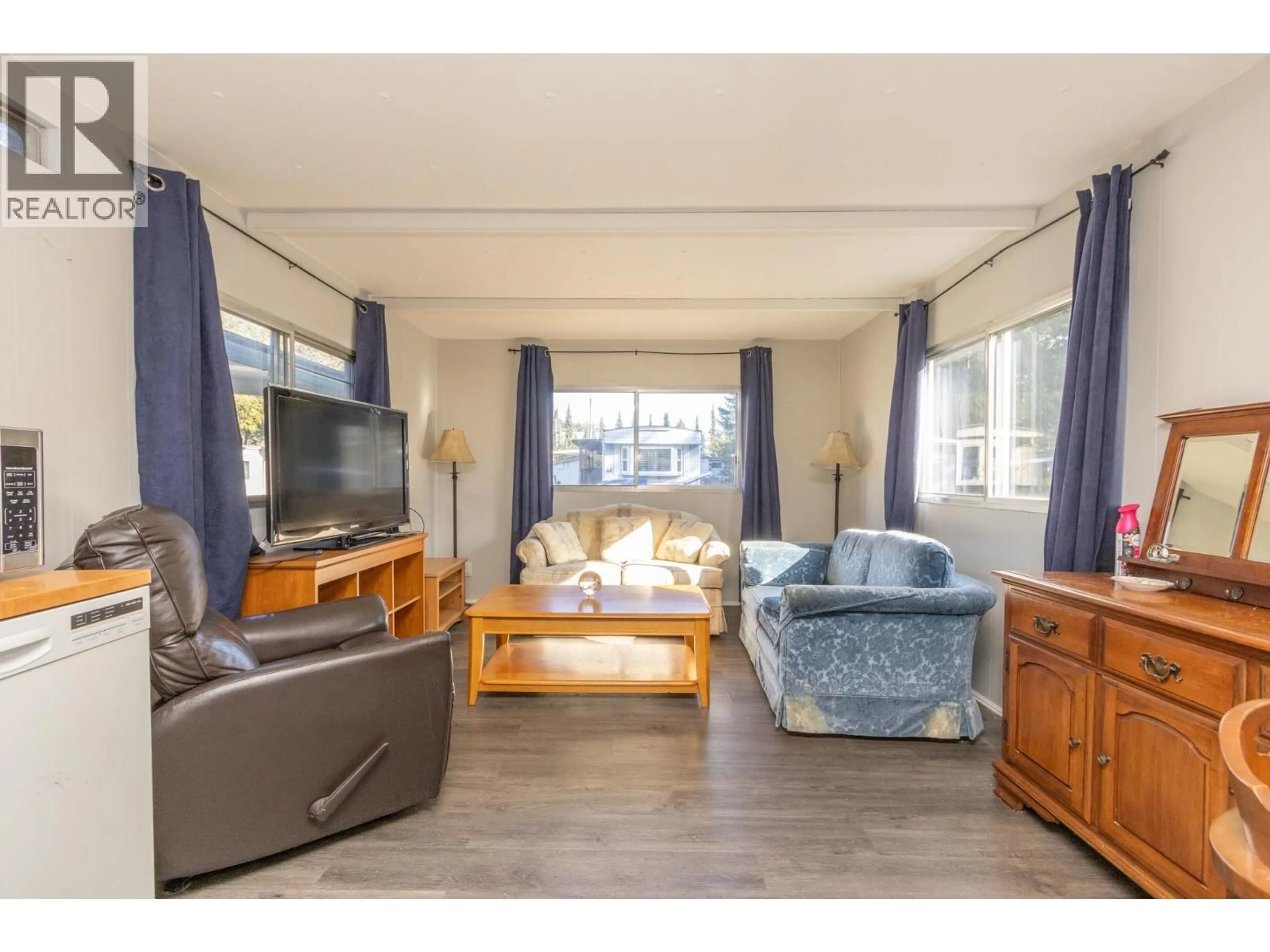 Living room with furniture, wood/laminate floor for 57 - 21163 LOUGHEED HIGHWAY HIGHWAY, Maple Ridge British Columbia V2X2R4