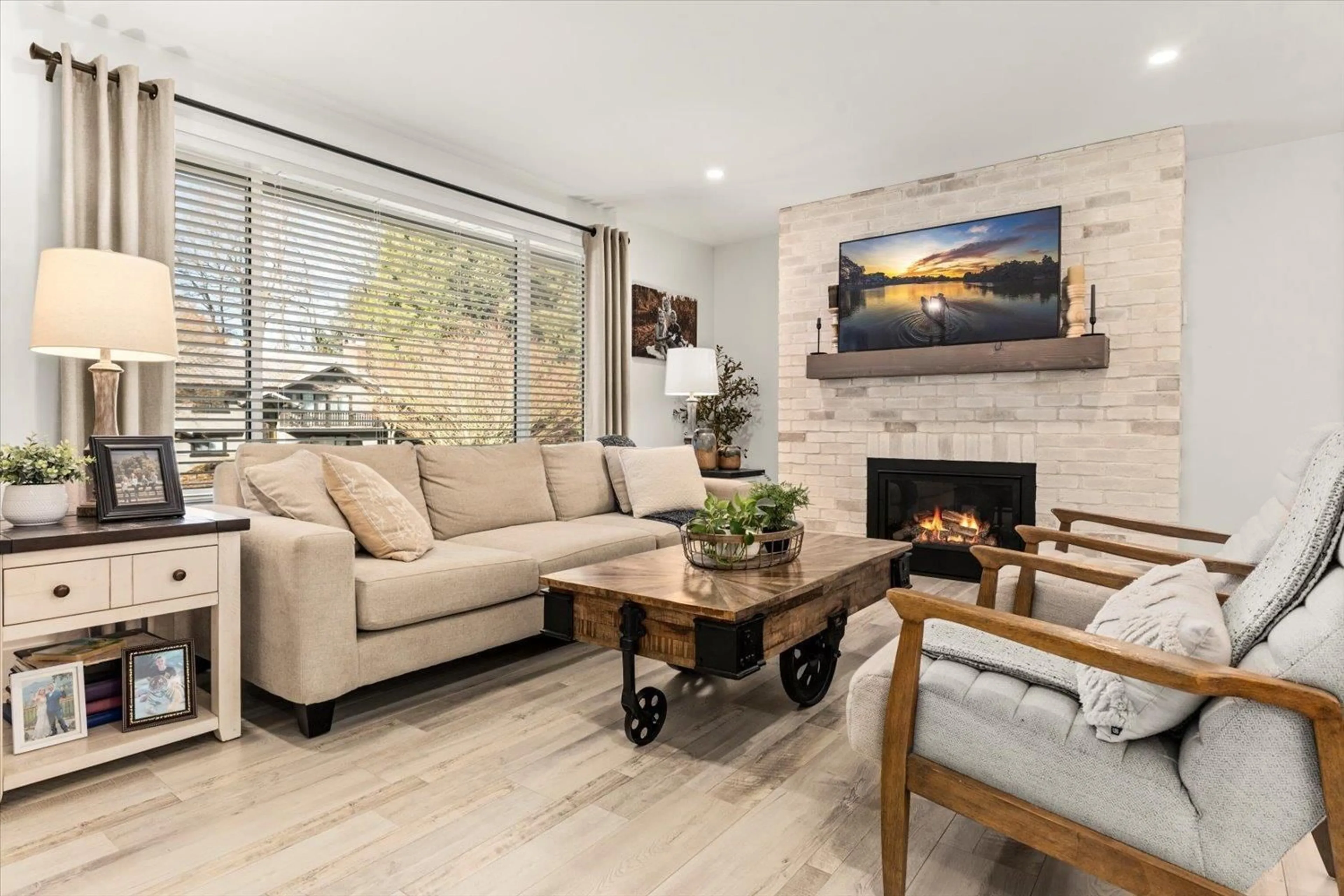 Living room with furniture, unknown for 540 NAISMITH AVENUE, Harrison Hot Springs British Columbia V0M1K0