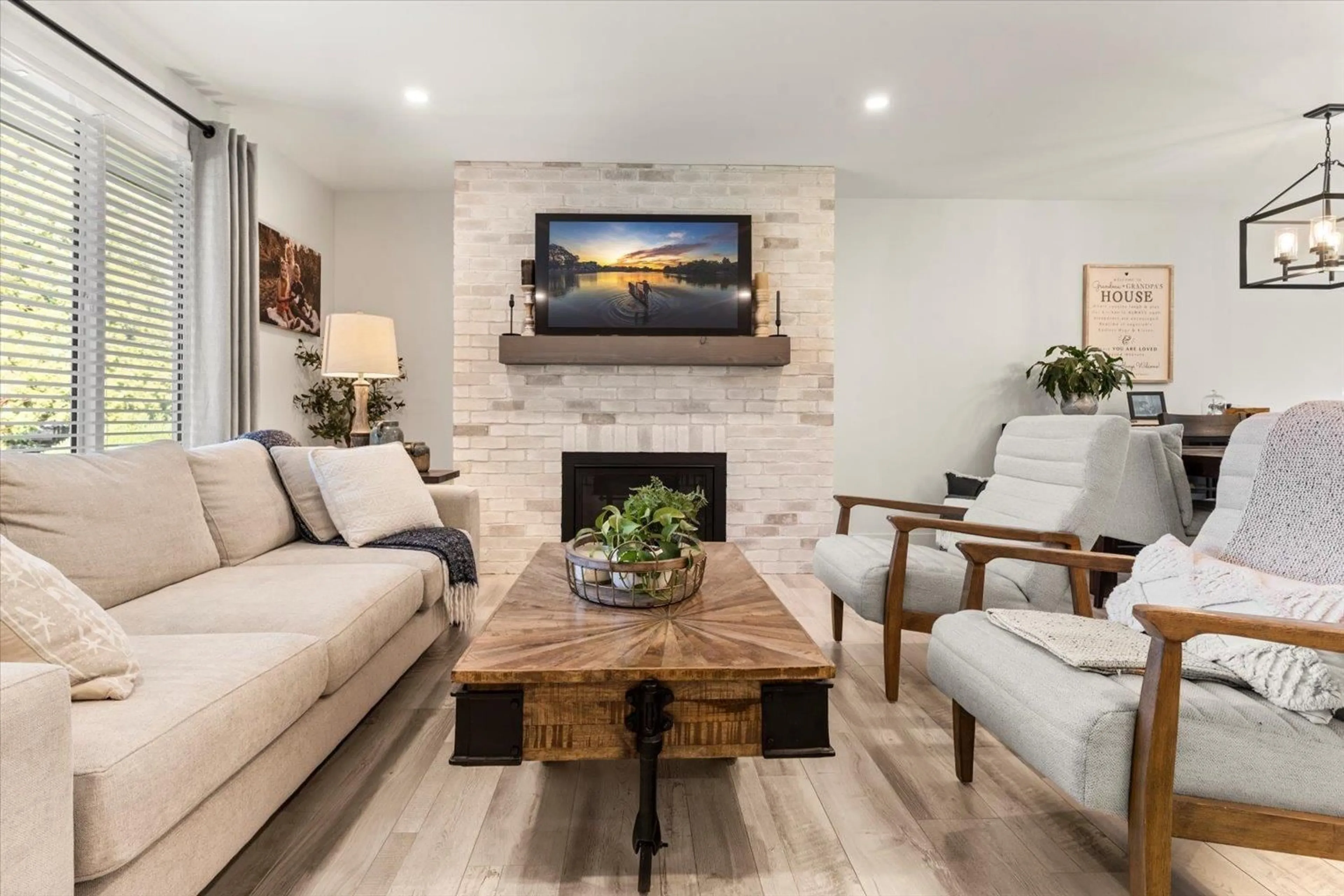 Living room with furniture, unknown for 540 NAISMITH AVENUE, Harrison Hot Springs British Columbia V0M1K0