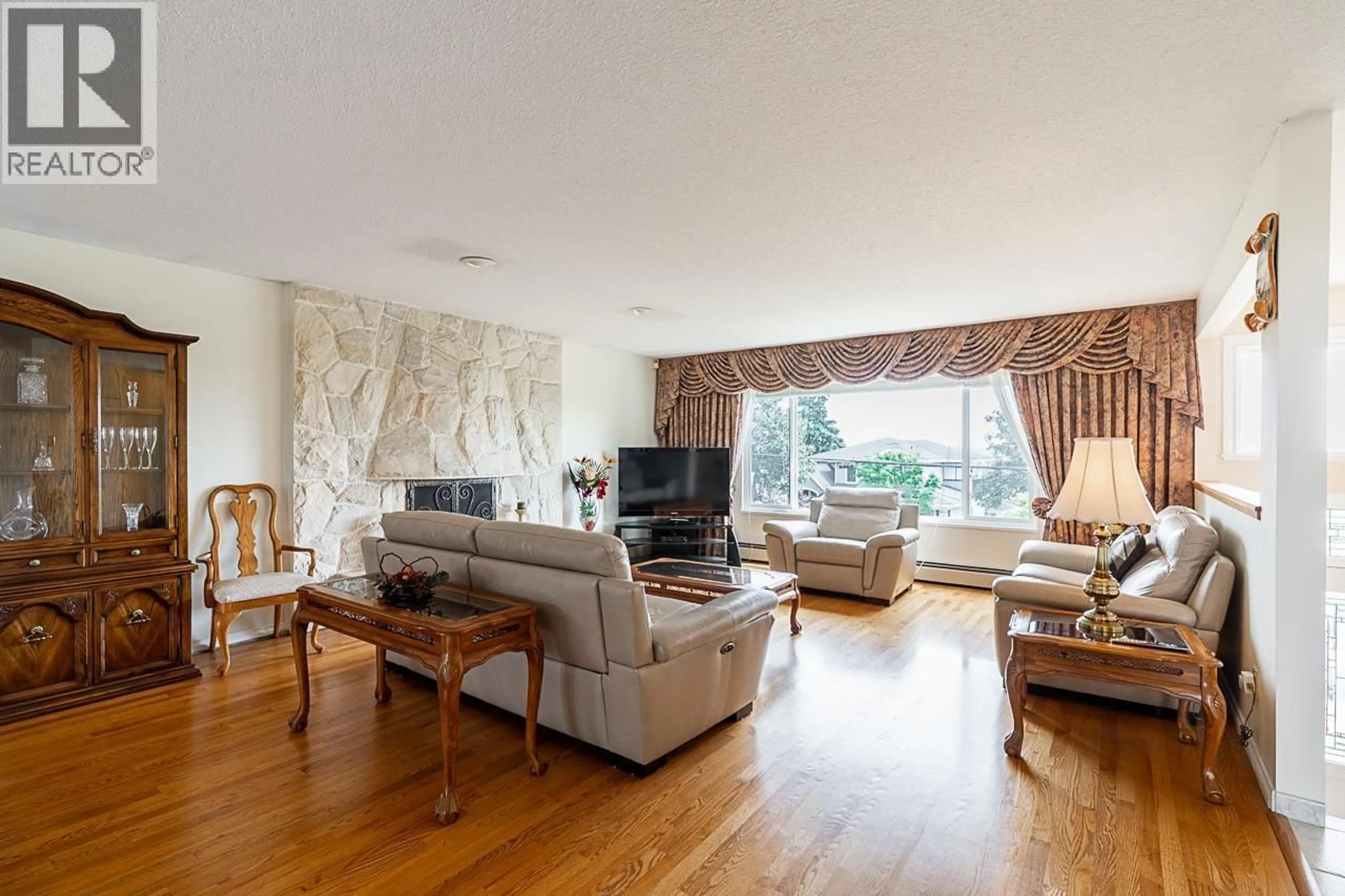 Living room with furniture, wood/laminate floor for 1817 EDINBURGH STREET, New Westminster British Columbia V3M2X2