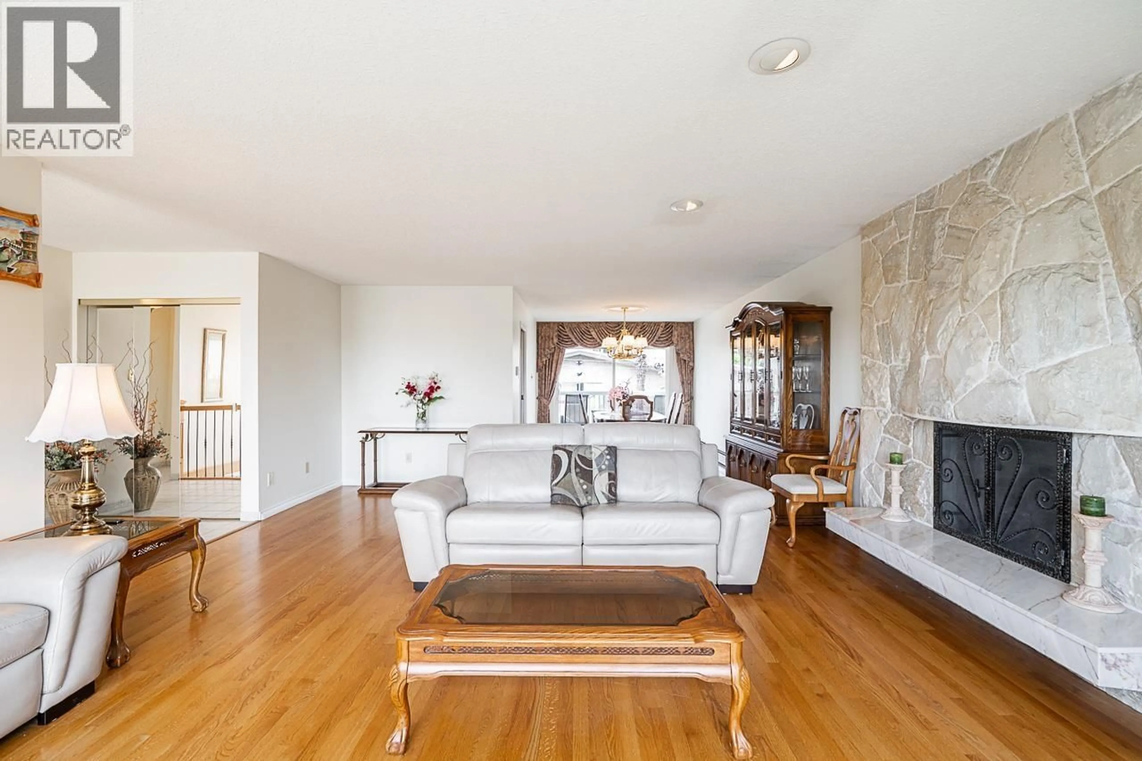 Living room with furniture, wood/laminate floor for 1817 EDINBURGH STREET, New Westminster British Columbia V3M2X2