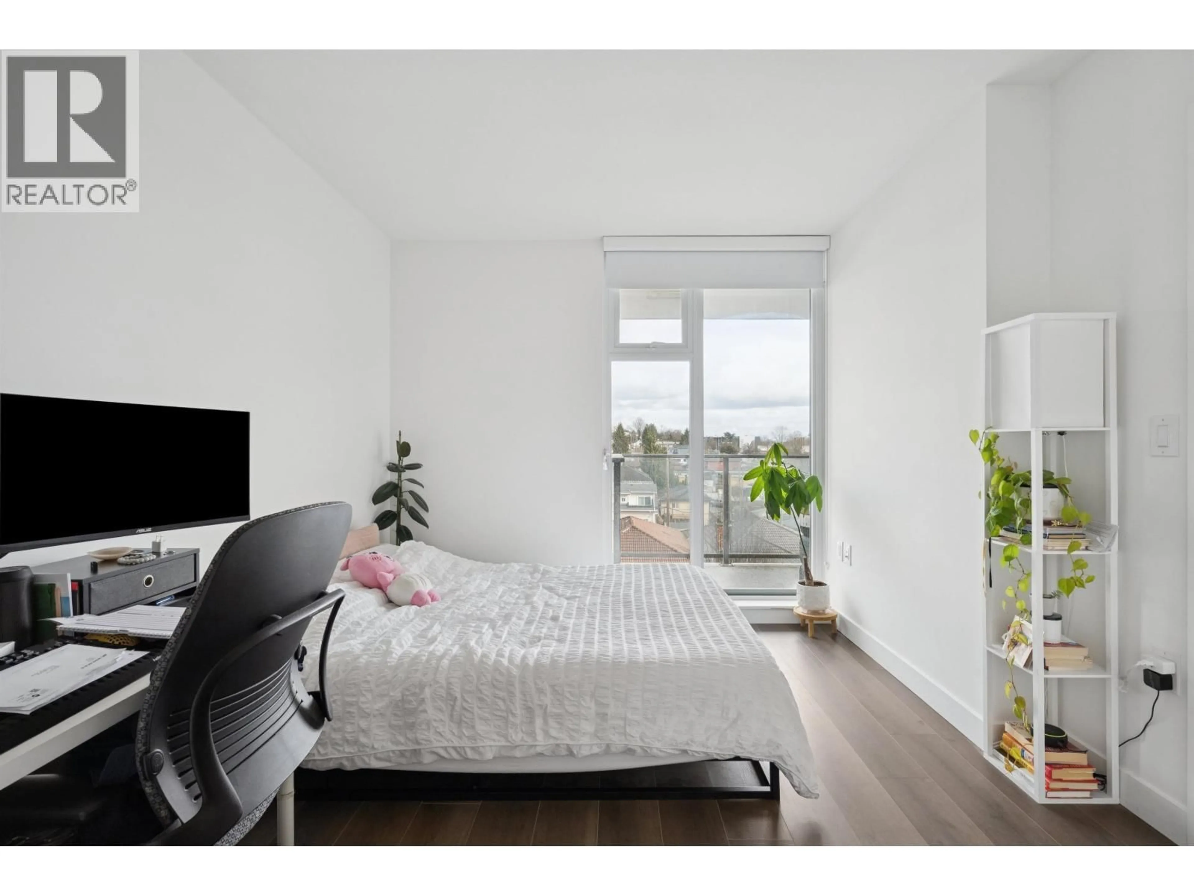 Bedroom with bed, wood/laminate floor for 506 - 8121 CHESTER STREET, Vancouver British Columbia V5X0J9