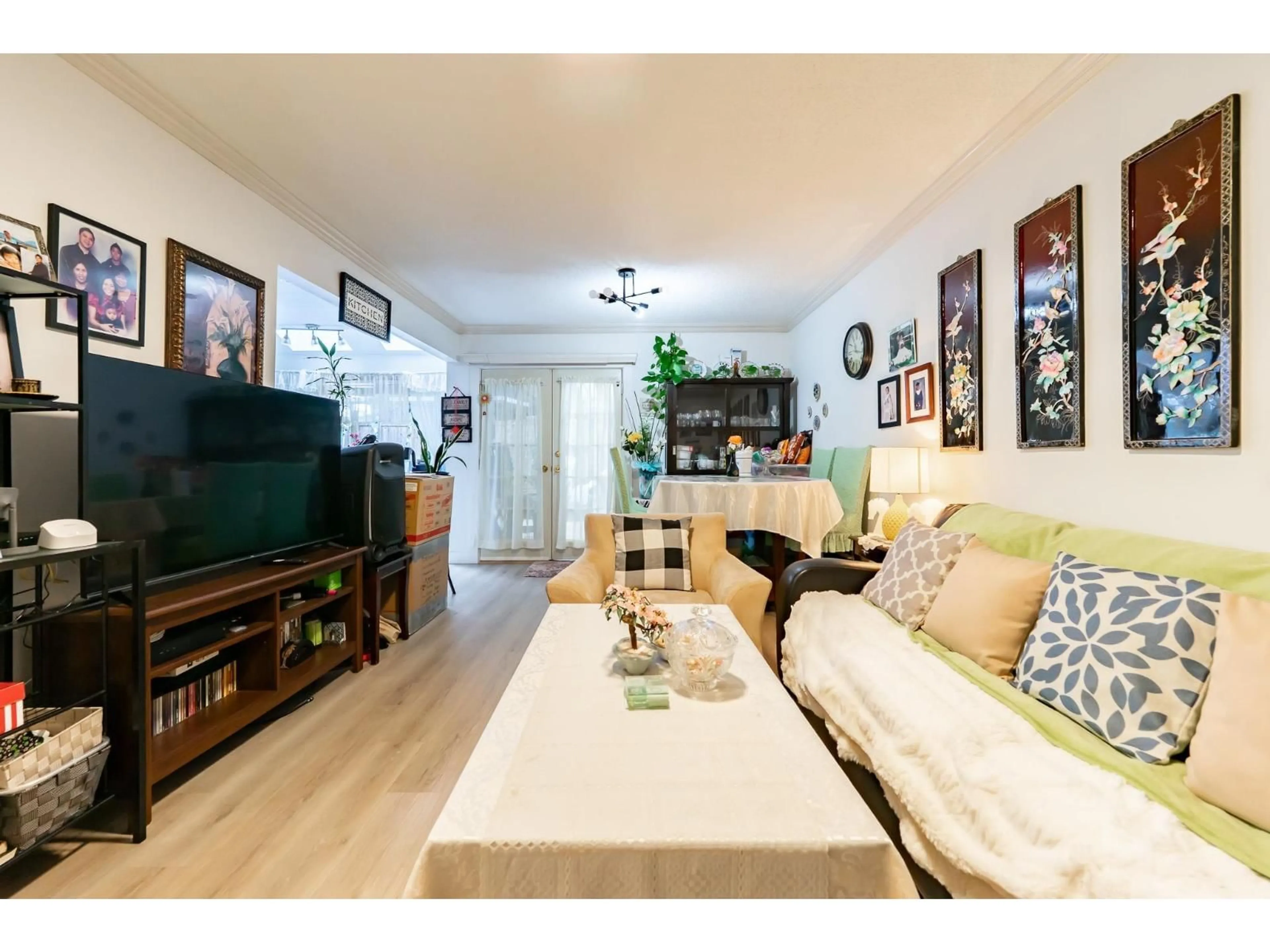 Living room with furniture, wood/laminate floor for 15098 98A AVENUE, Surrey British Columbia V3R8H3