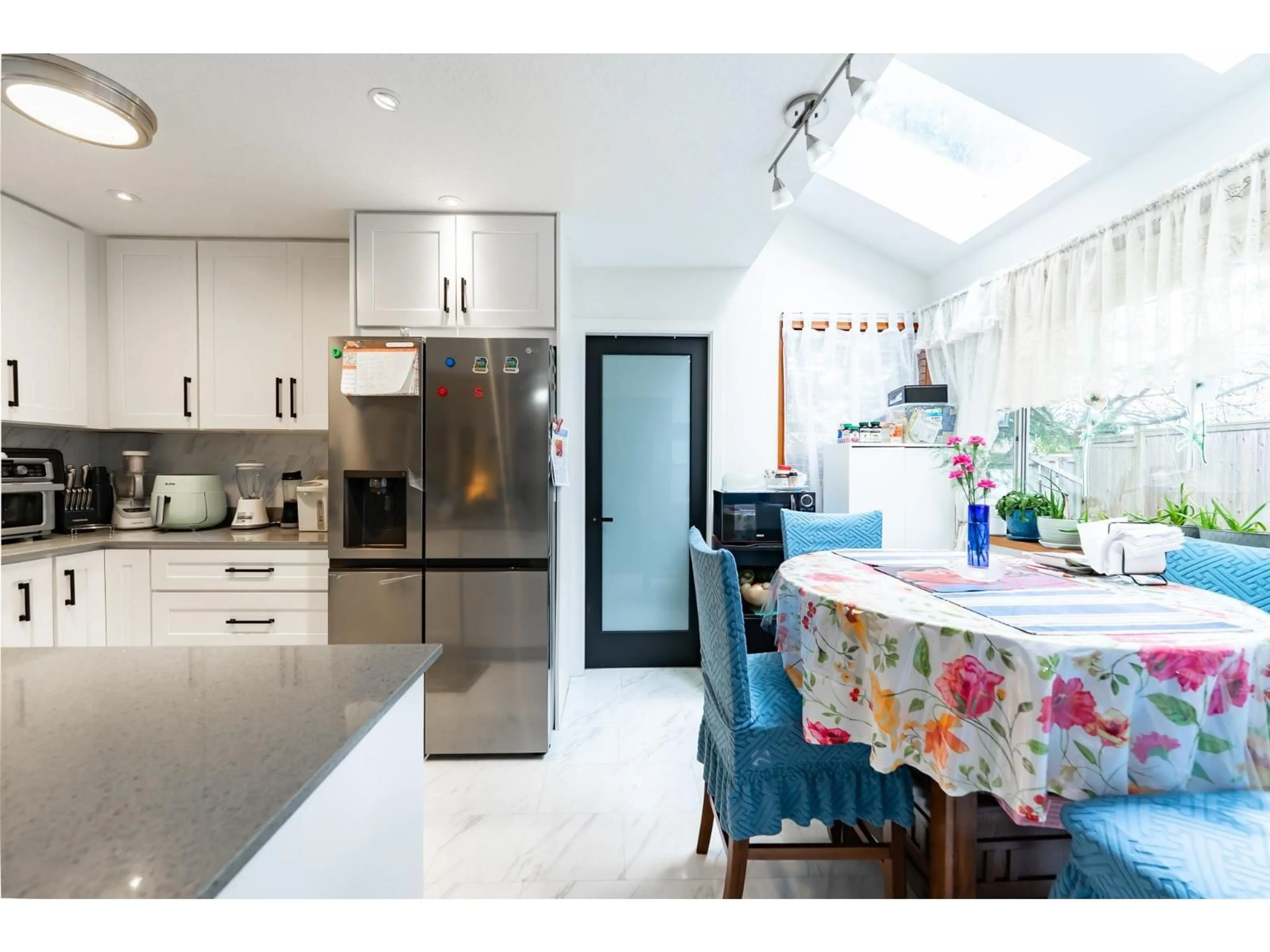 Contemporary kitchen, unknown for 15098 98A AVENUE, Surrey British Columbia V3R8H3