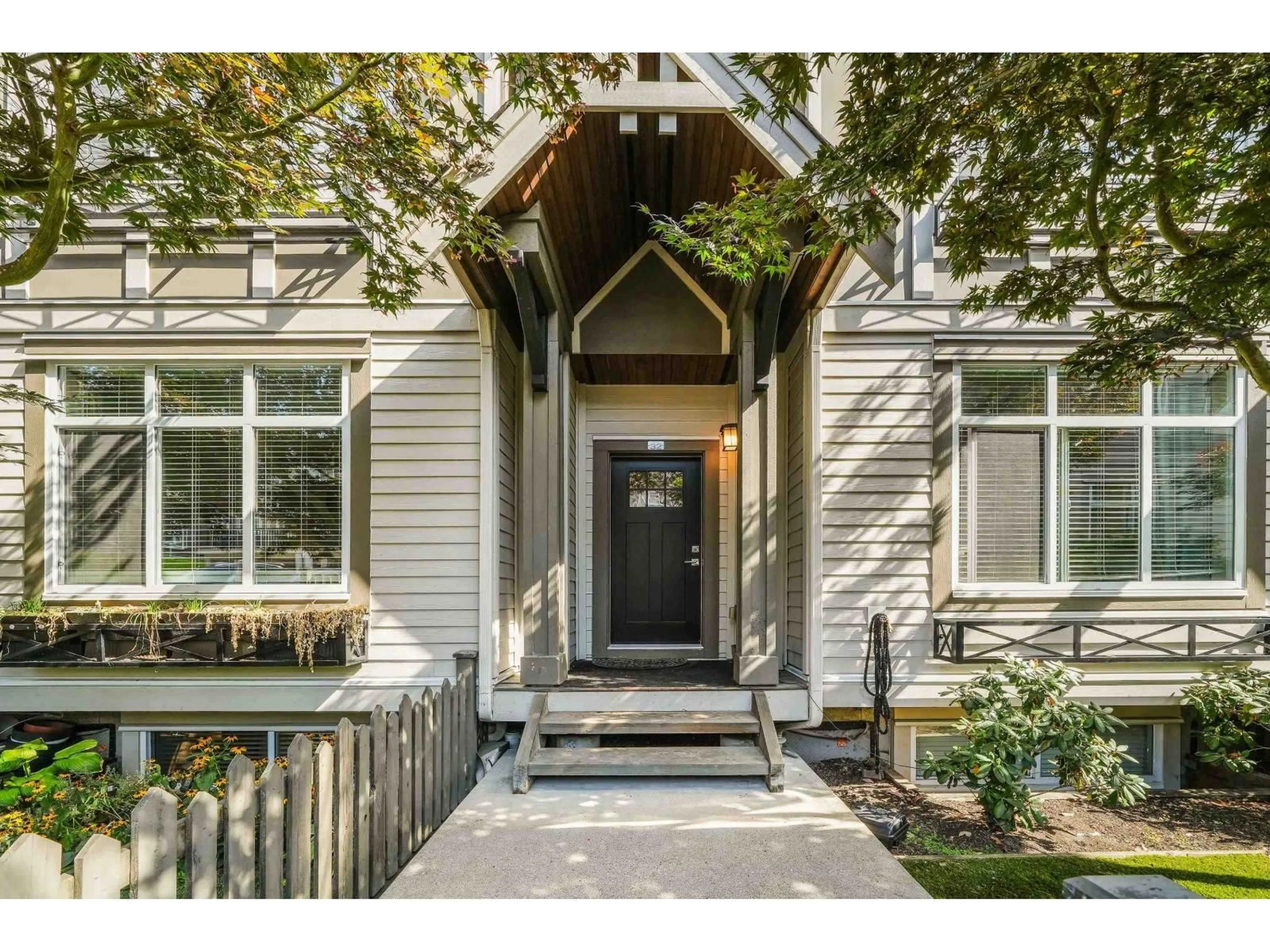 Indoor entryway for 32 - 6588 195A STREET, Surrey British Columbia V4N5W7