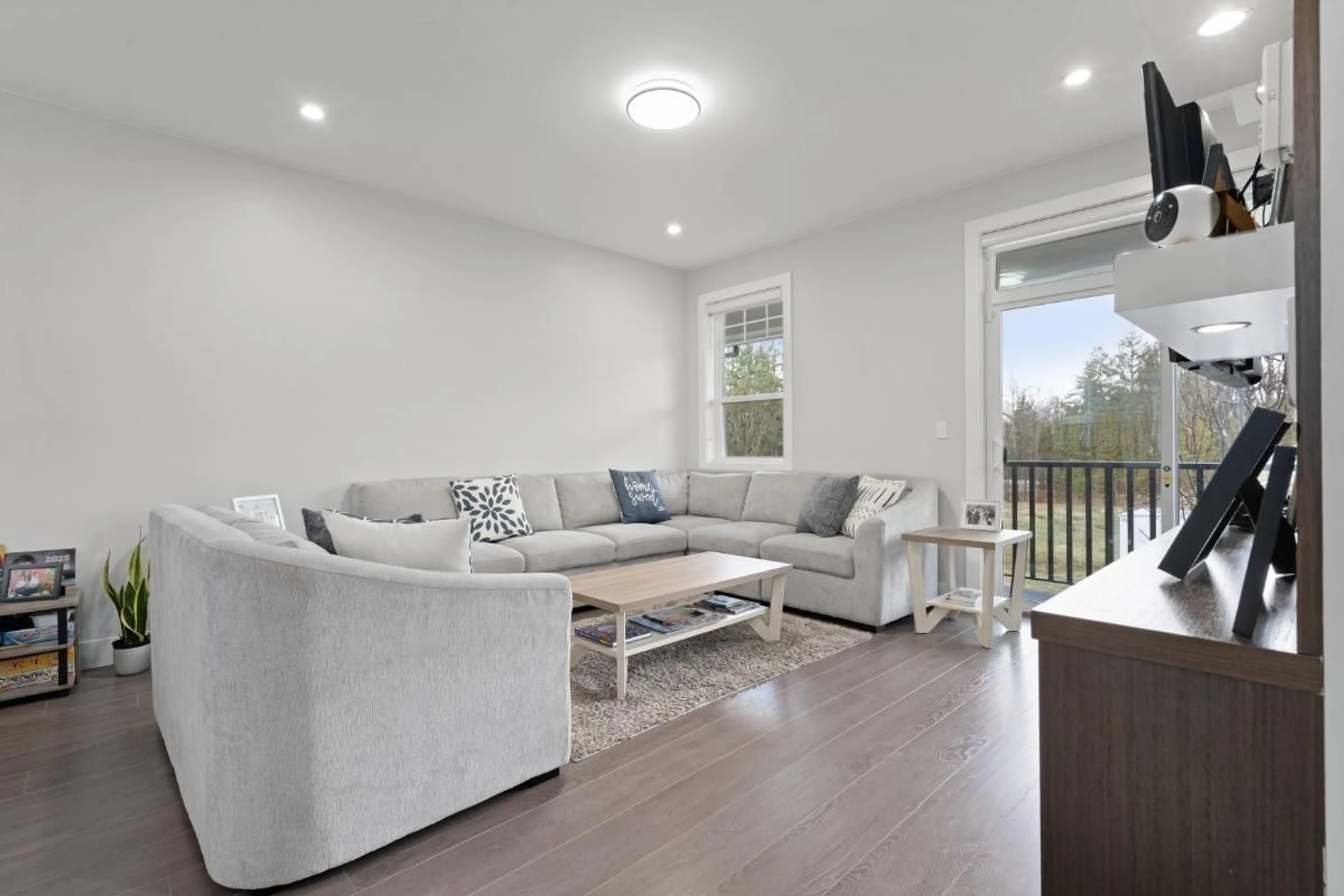 Living room with furniture, unknown for 18 - 7410 194 STREET, Surrey British Columbia V4N6E1