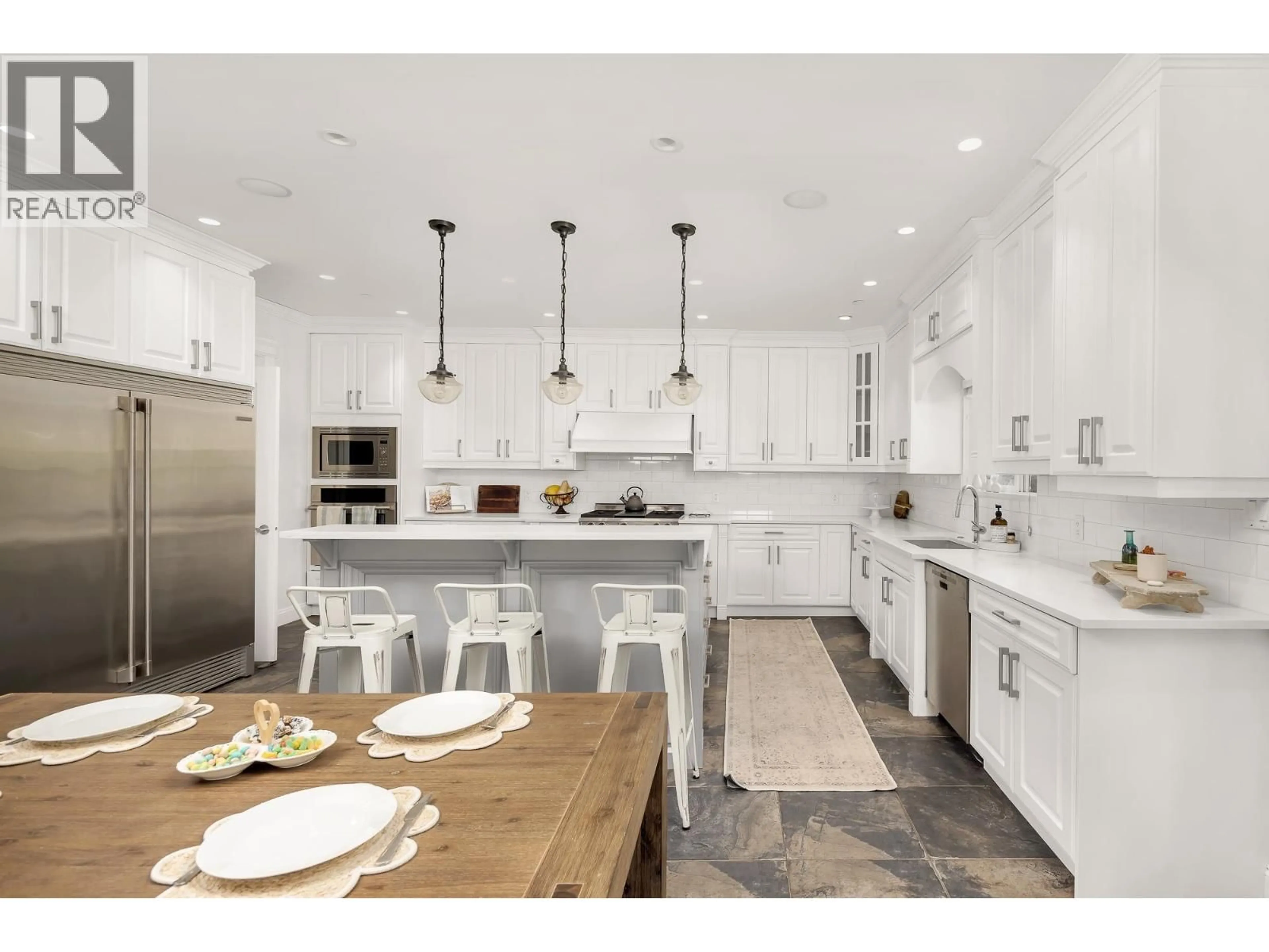 Open concept kitchen, ceramic/tile floor for 1020 JAY CRESCENT, Squamish British Columbia V8B0P2