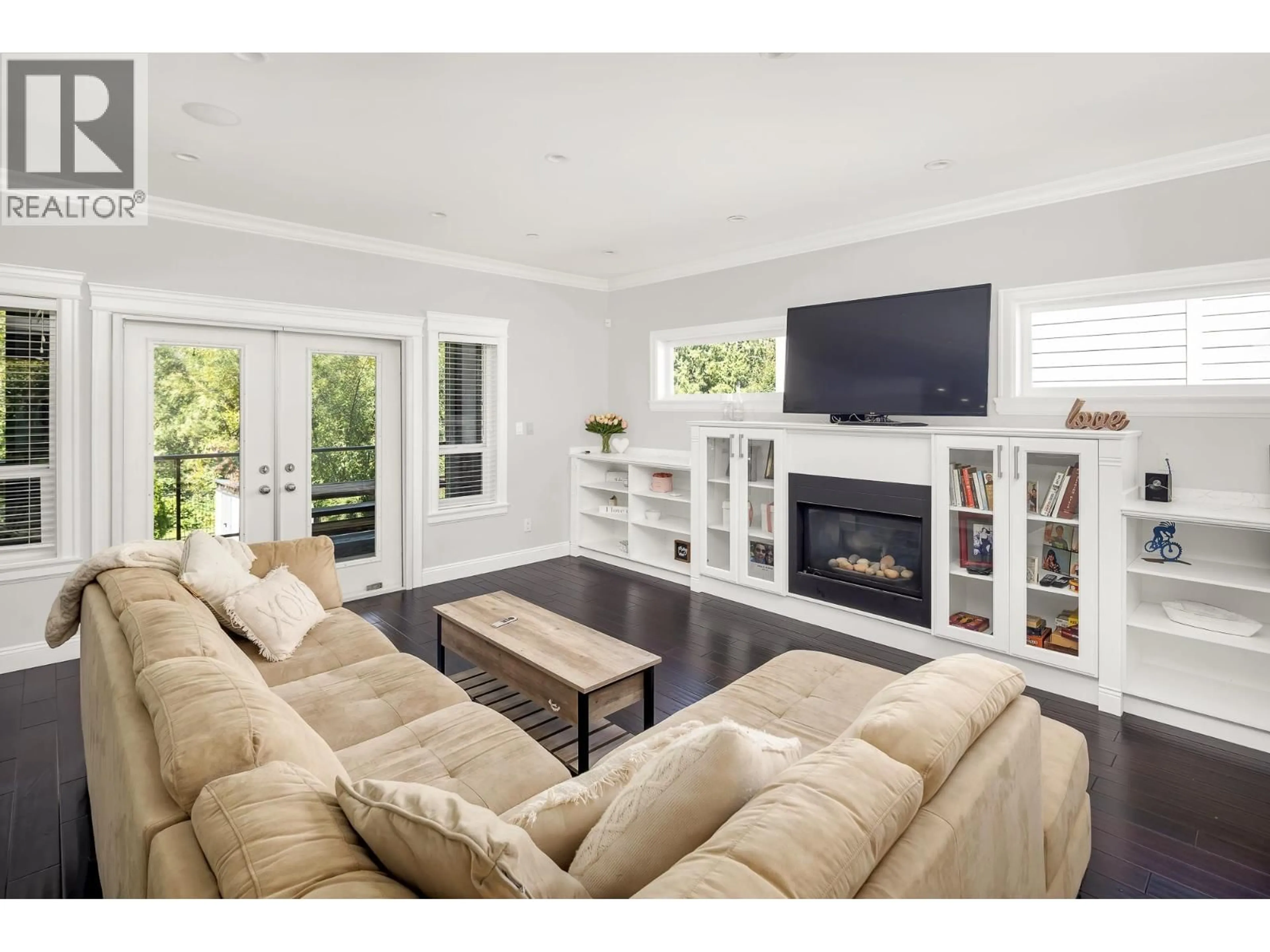 Living room with furniture, unknown for 1020 JAY CRESCENT, Squamish British Columbia V8B0P2